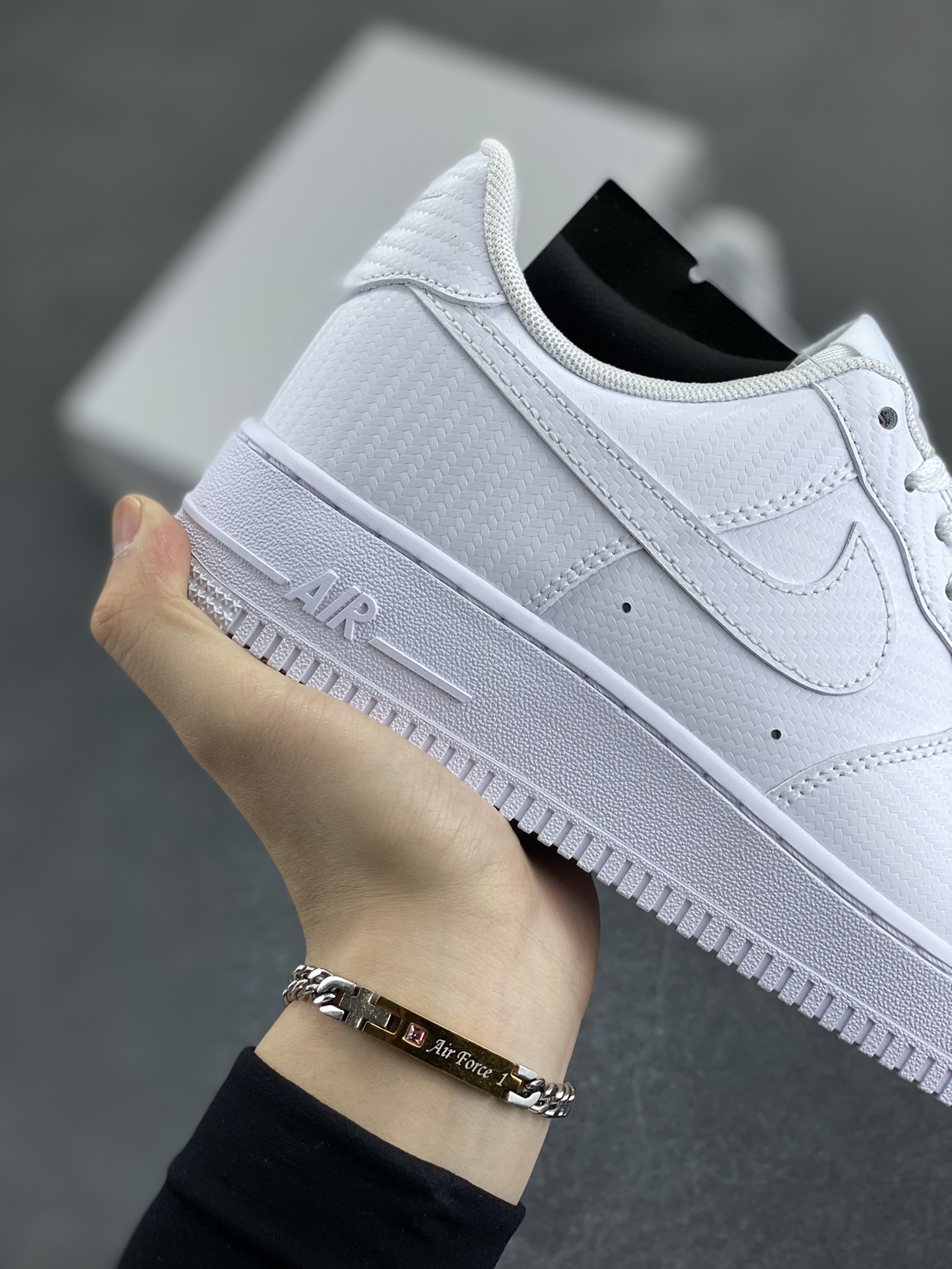 图片[6]-NK Air Force 1 空军一号 碳纤维全白 原楦头原纸板 打造纯正空军版型#专注外贸渠道 全掌内置蜂窝气垫 #原盒配件 原厂中底钢印、拉帮完美 货号：HF2886-100 尺码：36 36.5 37.5 38 38.5 39 40 40.5 41 42 42.5 43 44 44.5 45-选品中心