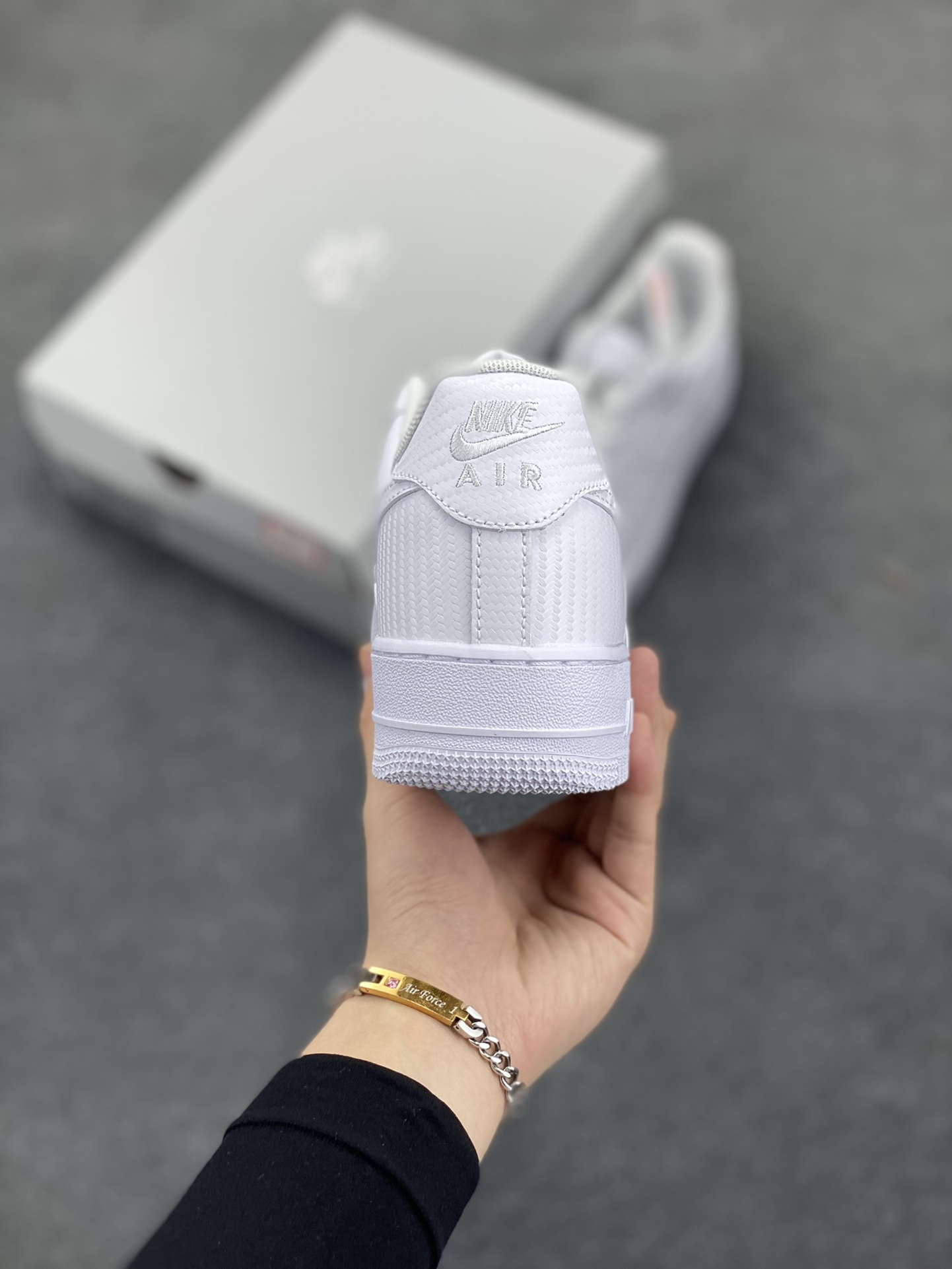 图片[4]-NK Air Force 1 空军一号 碳纤维全白 原楦头原纸板 打造纯正空军版型#专注外贸渠道 全掌内置蜂窝气垫 #原盒配件 原厂中底钢印、拉帮完美 货号：HF2886-100 尺码：36 36.5 37.5 38 38.5 39 40 40.5 41 42 42.5 43 44 44.5 45-选品中心