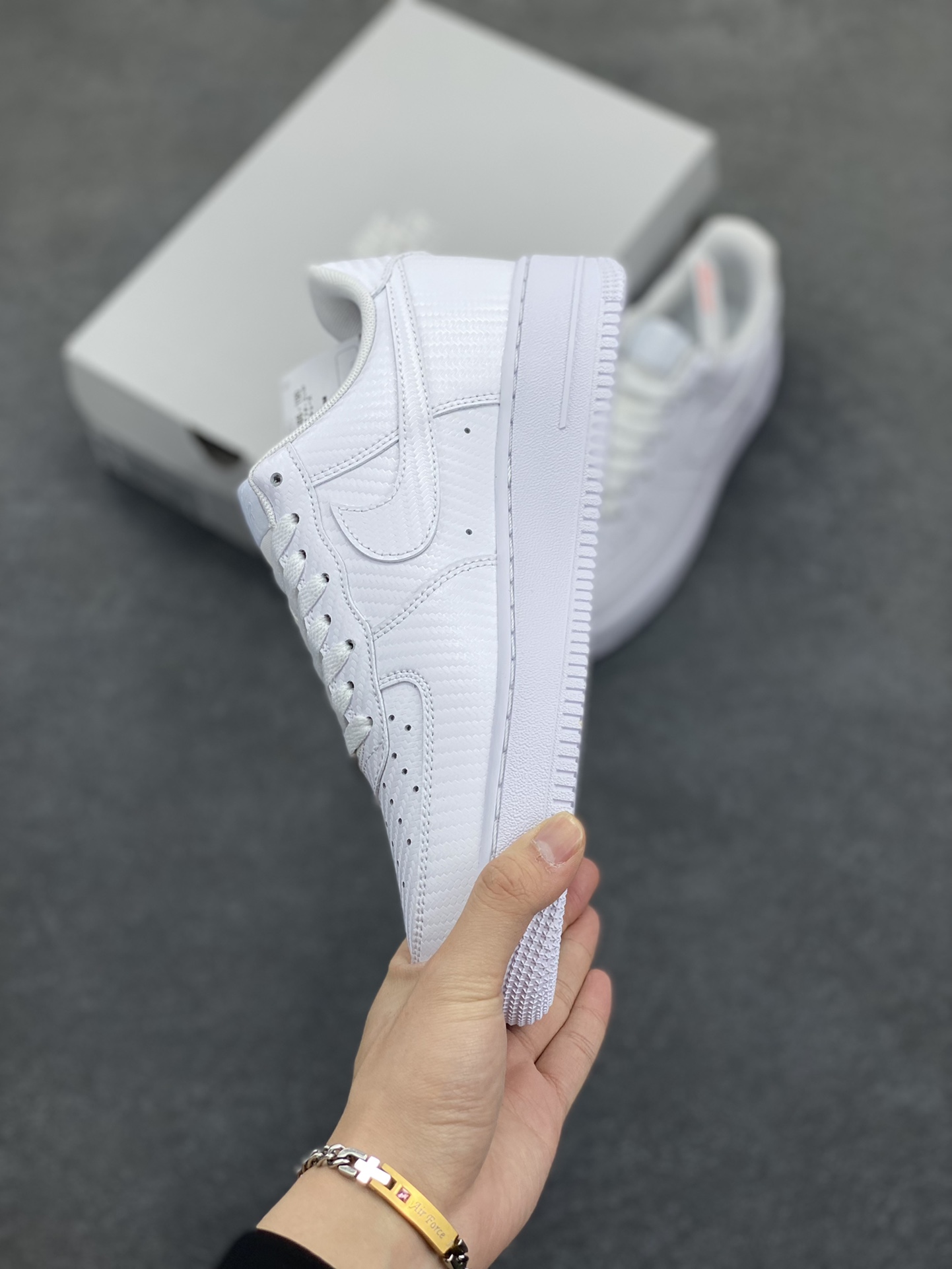 图片[3]-NK Air Force 1 空军一号 碳纤维全白 原楦头原纸板 打造纯正空军版型#专注外贸渠道 全掌内置蜂窝气垫 #原盒配件 原厂中底钢印、拉帮完美 货号：HF2886-100 尺码：36 36.5 37.5 38 38.5 39 40 40.5 41 42 42.5 43 44 44.5 45-选品中心