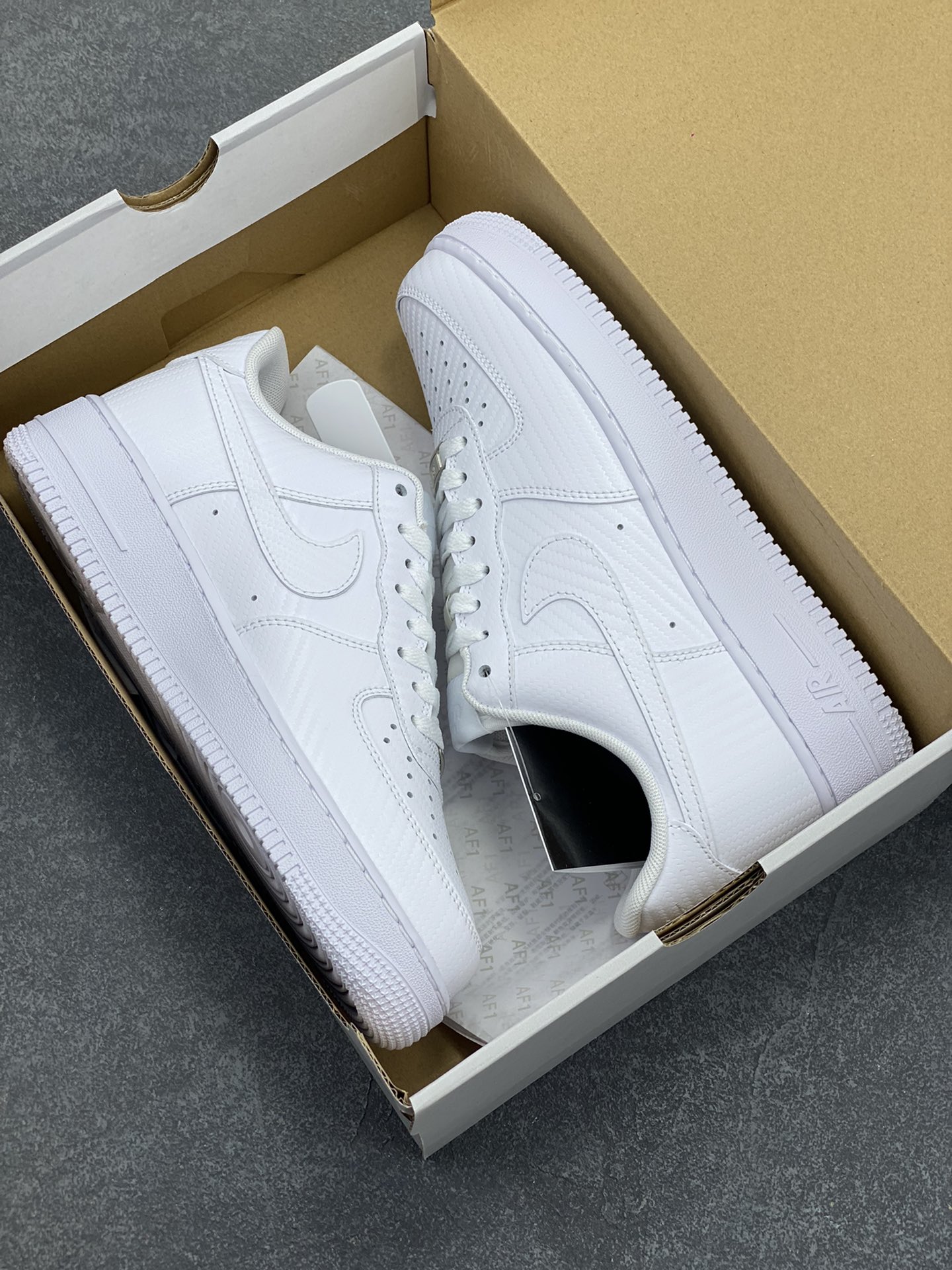 图片[9]-NK Air Force 1 空军一号 碳纤维全白 原楦头原纸板 打造纯正空军版型#专注外贸渠道 全掌内置蜂窝气垫 #原盒配件 原厂中底钢印、拉帮完美 货号：HF2886-100 尺码：36 36.5 37.5 38 38.5 39 40 40.5 41 42 42.5 43 44 44.5 45-选品中心