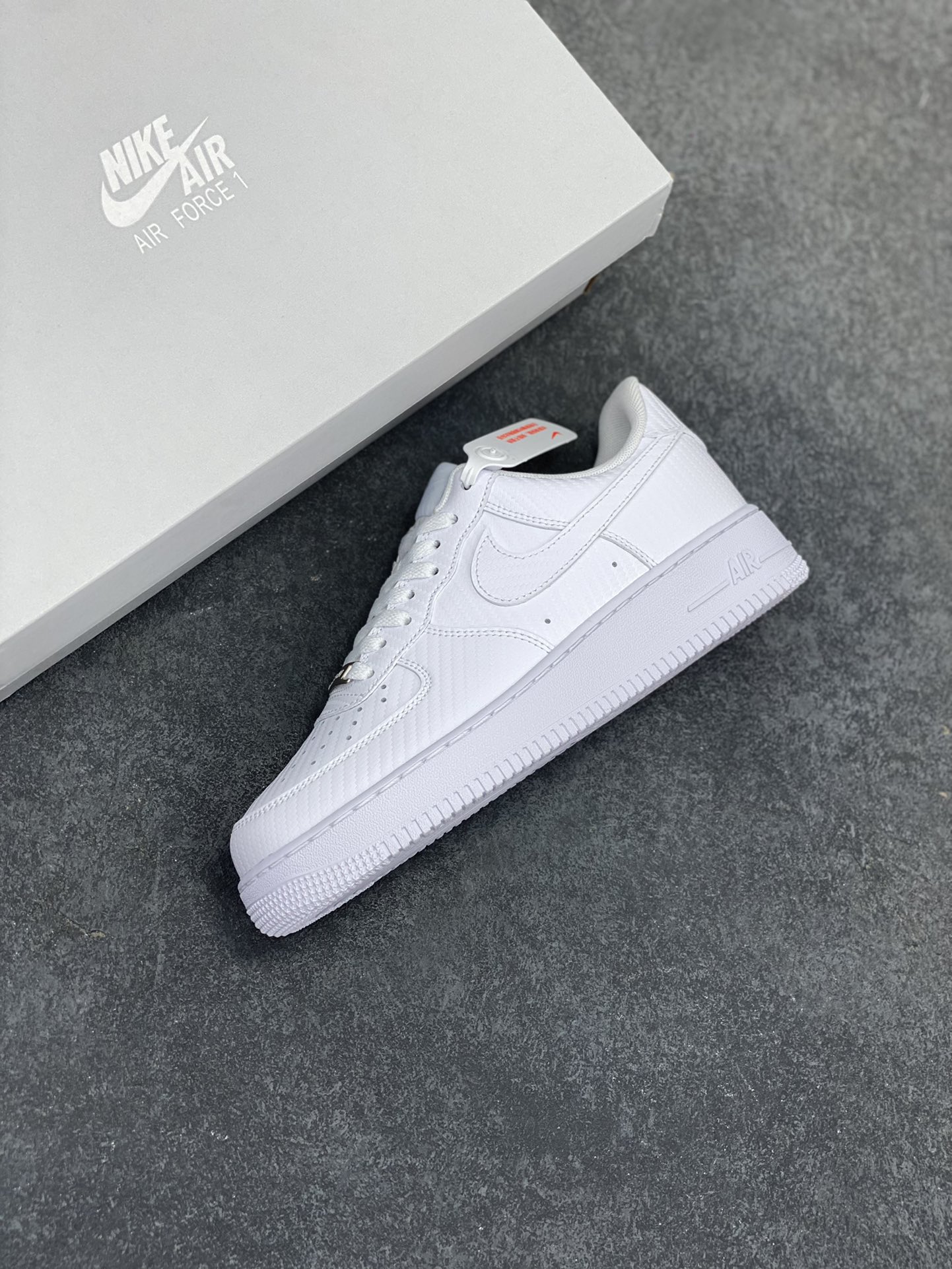 图片[7]-NK Air Force 1 空军一号 碳纤维全白 原楦头原纸板 打造纯正空军版型#专注外贸渠道 全掌内置蜂窝气垫 #原盒配件 原厂中底钢印、拉帮完美 货号：HF2886-100 尺码：36 36.5 37.5 38 38.5 39 40 40.5 41 42 42.5 43 44 44.5 45-选品中心