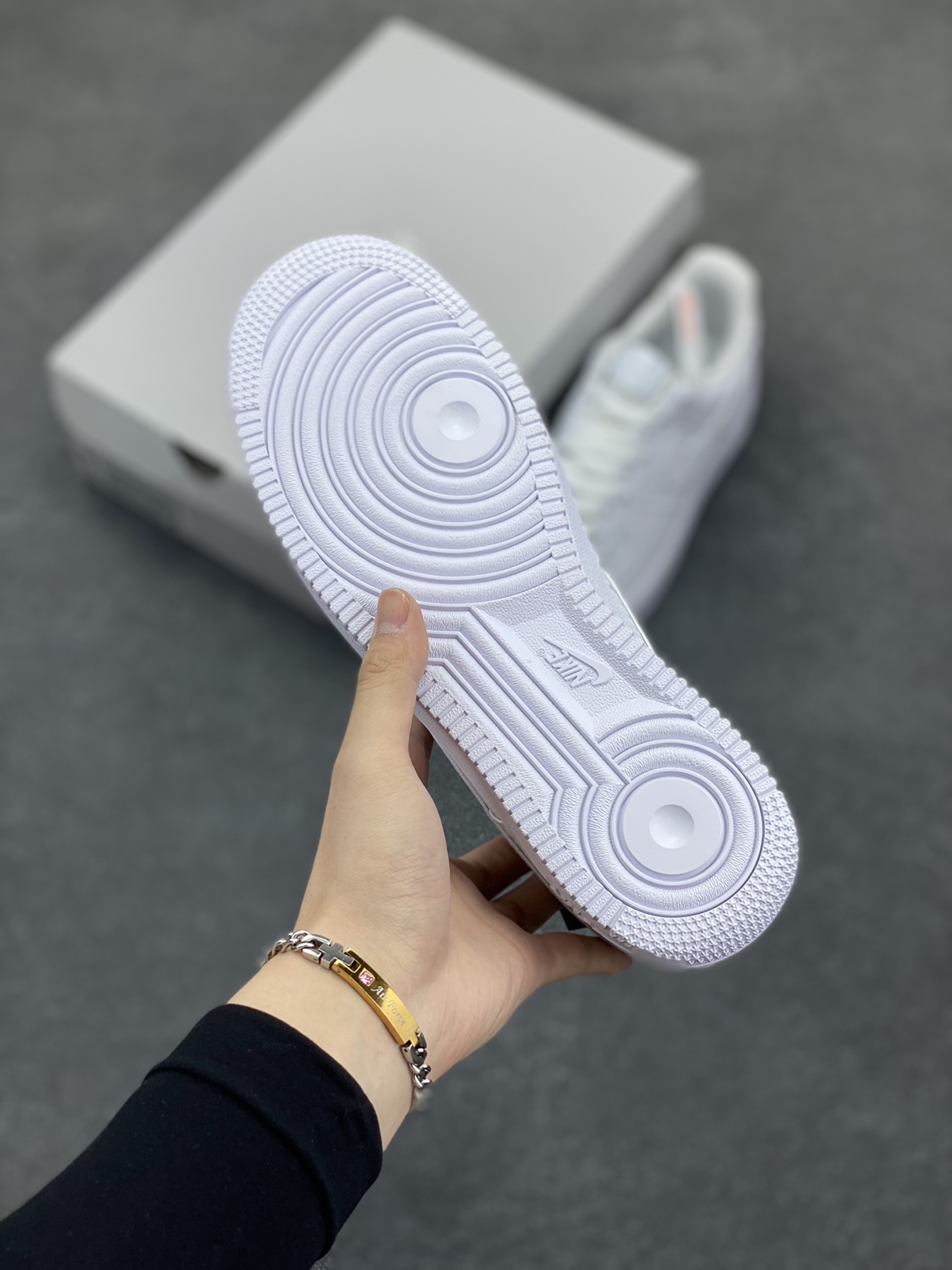 图片[5]-NK Air Force 1 空军一号 碳纤维全白 原楦头原纸板 打造纯正空军版型#专注外贸渠道 全掌内置蜂窝气垫 #原盒配件 原厂中底钢印、拉帮完美 货号：HF2886-100 尺码：36 36.5 37.5 38 38.5 39 40 40.5 41 42 42.5 43 44 44.5 45-选品中心