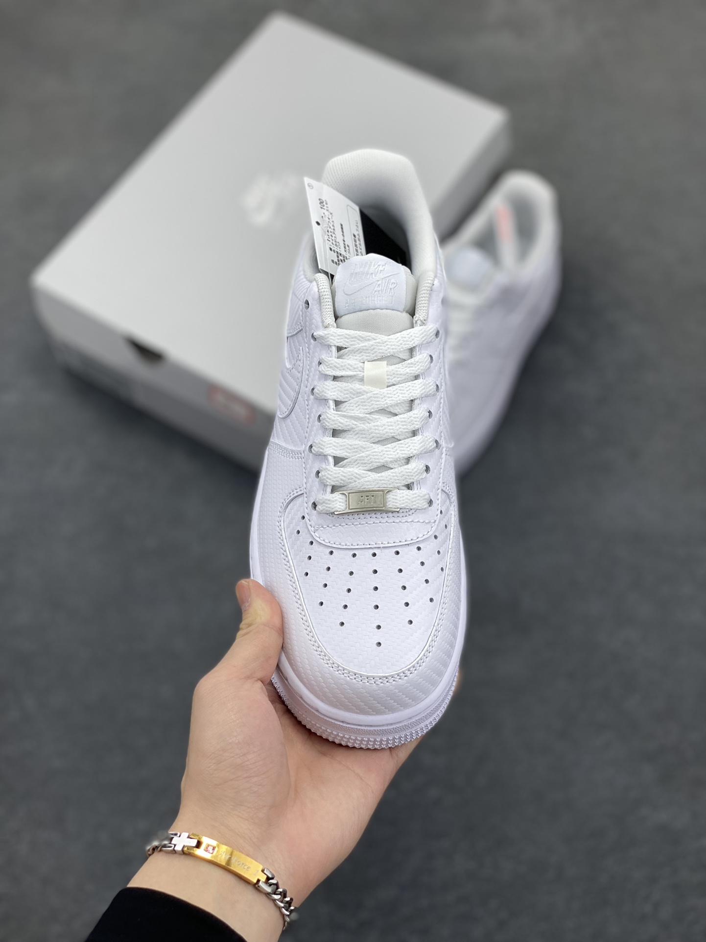 图片[2]-NK Air Force 1 空军一号 碳纤维全白 原楦头原纸板 打造纯正空军版型#专注外贸渠道 全掌内置蜂窝气垫 #原盒配件 原厂中底钢印、拉帮完美 货号：HF2886-100 尺码：36 36.5 37.5 38 38.5 39 40 40.5 41 42 42.5 43 44 44.5 45-选品中心
