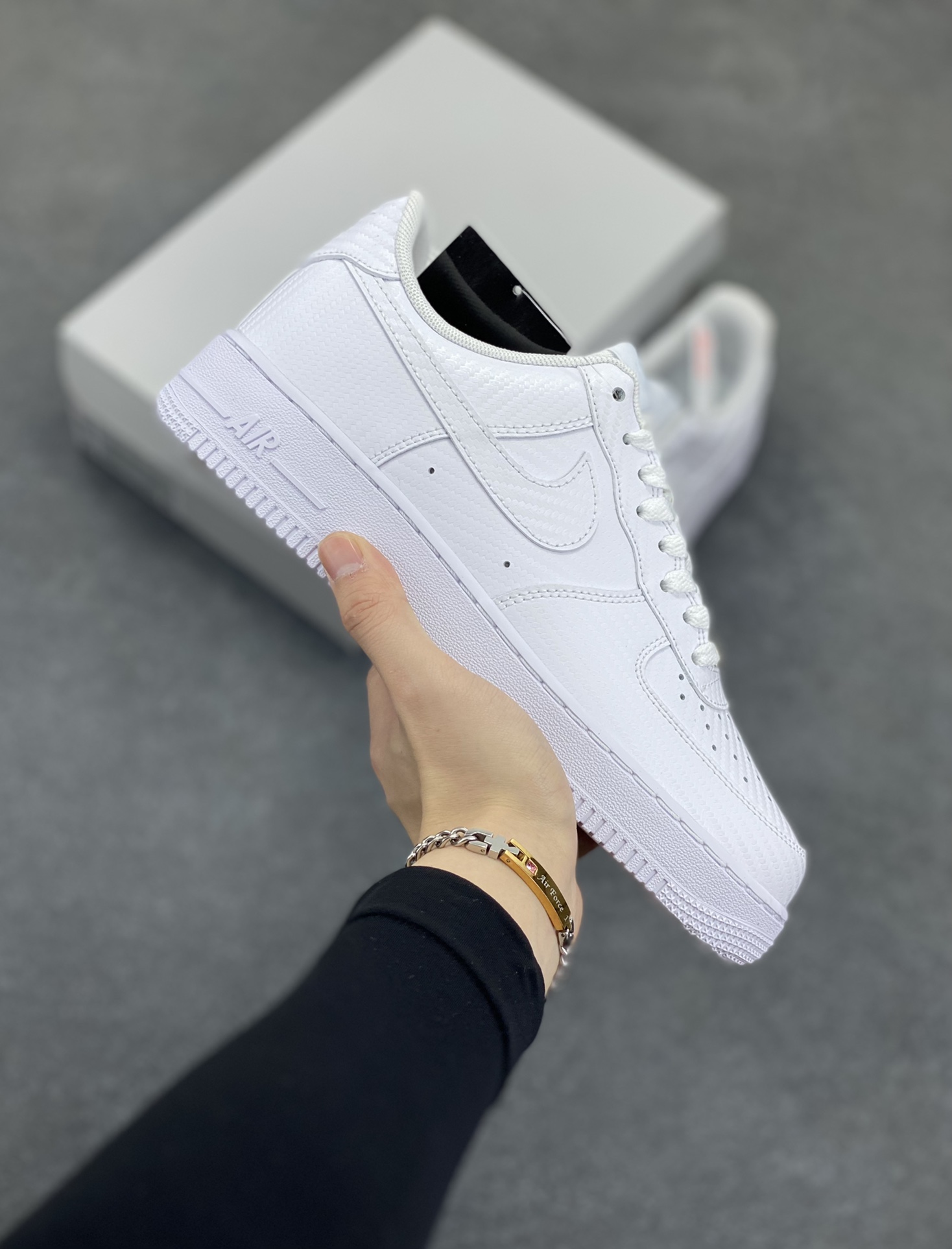 NK Air Force 1 空军一号 碳纤维全白 原楦头原纸板 打造纯正空军版型#专注外贸渠道 全掌内置蜂窝气垫 #原盒配件 原厂中底钢印、拉帮完美 货号：HF2886-100 尺码：36 36.5 37.5 38 38.5 39 40 40.5 41 42 42.5 43 44 44.5 45-选品中心