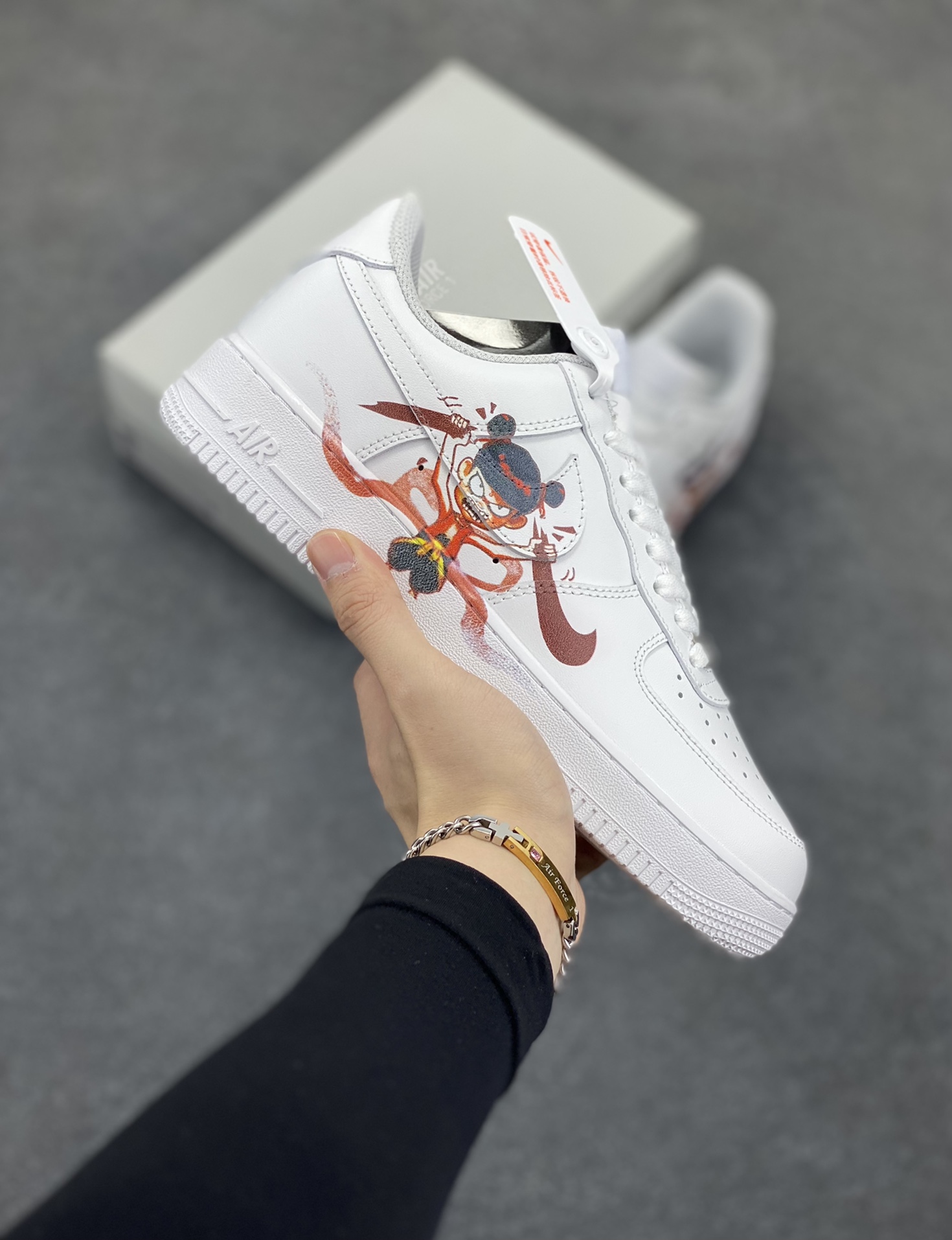 福利特价 Air Force 1 Low 哪吒手绘涂鸦 原楦头原纸板 打造纯正空军版型 #专注外贸渠道 全掌内置蜂窝气垫 #原盒配件 原厂中底钢印、拉帮完美 货号：CW2288-111 尺码：36 36.5 37.5 38 38.5 39 40 40.5 41 42 42.5 43 44 44.5 45-选品中心