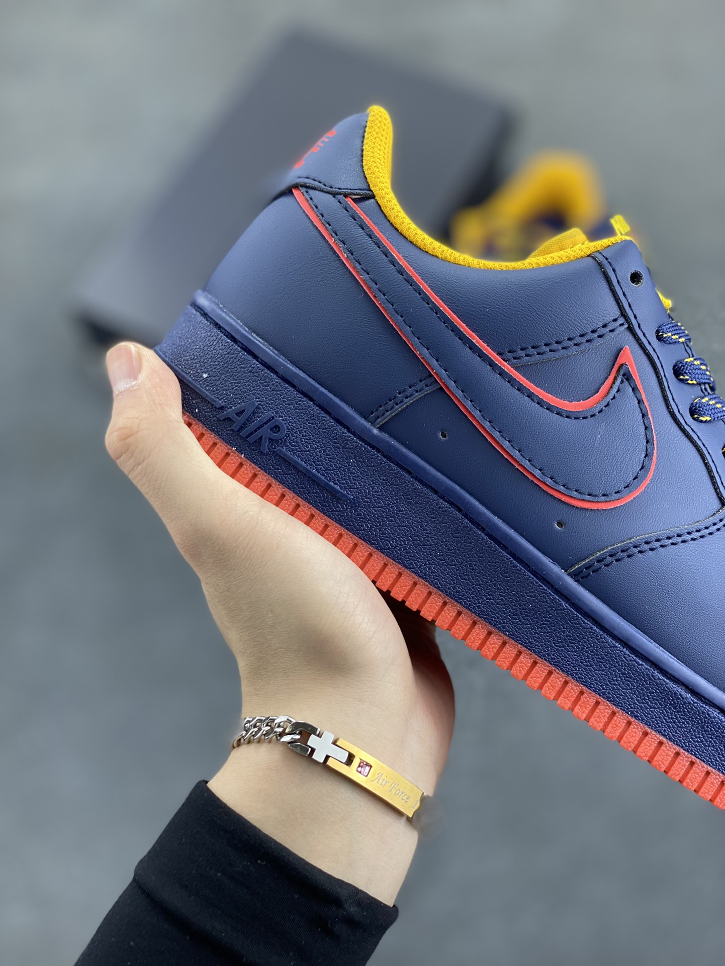 图片[6]-Nike Air Force 1 Low 空军一号低帮百搭休闲运动板鞋。柔软、弹性十足的缓震性能和出色的中底设计，横跨复古与现代的外型结合，造就出风靡全球三十多年的Force 1，直到今天还深受青睐。 货号：HV5752-140 尺码：36 36.5 37.5 38 38.5 39 40 40.5 41 42 42.5 43 44 44.5 45-选品中心