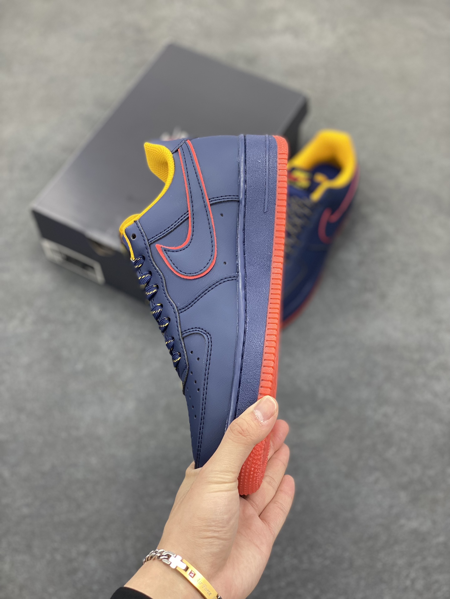 图片[3]-Nike Air Force 1 Low 空军一号低帮百搭休闲运动板鞋。柔软、弹性十足的缓震性能和出色的中底设计，横跨复古与现代的外型结合，造就出风靡全球三十多年的Force 1，直到今天还深受青睐。 货号：HV5752-140 尺码：36 36.5 37.5 38 38.5 39 40 40.5 41 42 42.5 43 44 44.5 45-选品中心