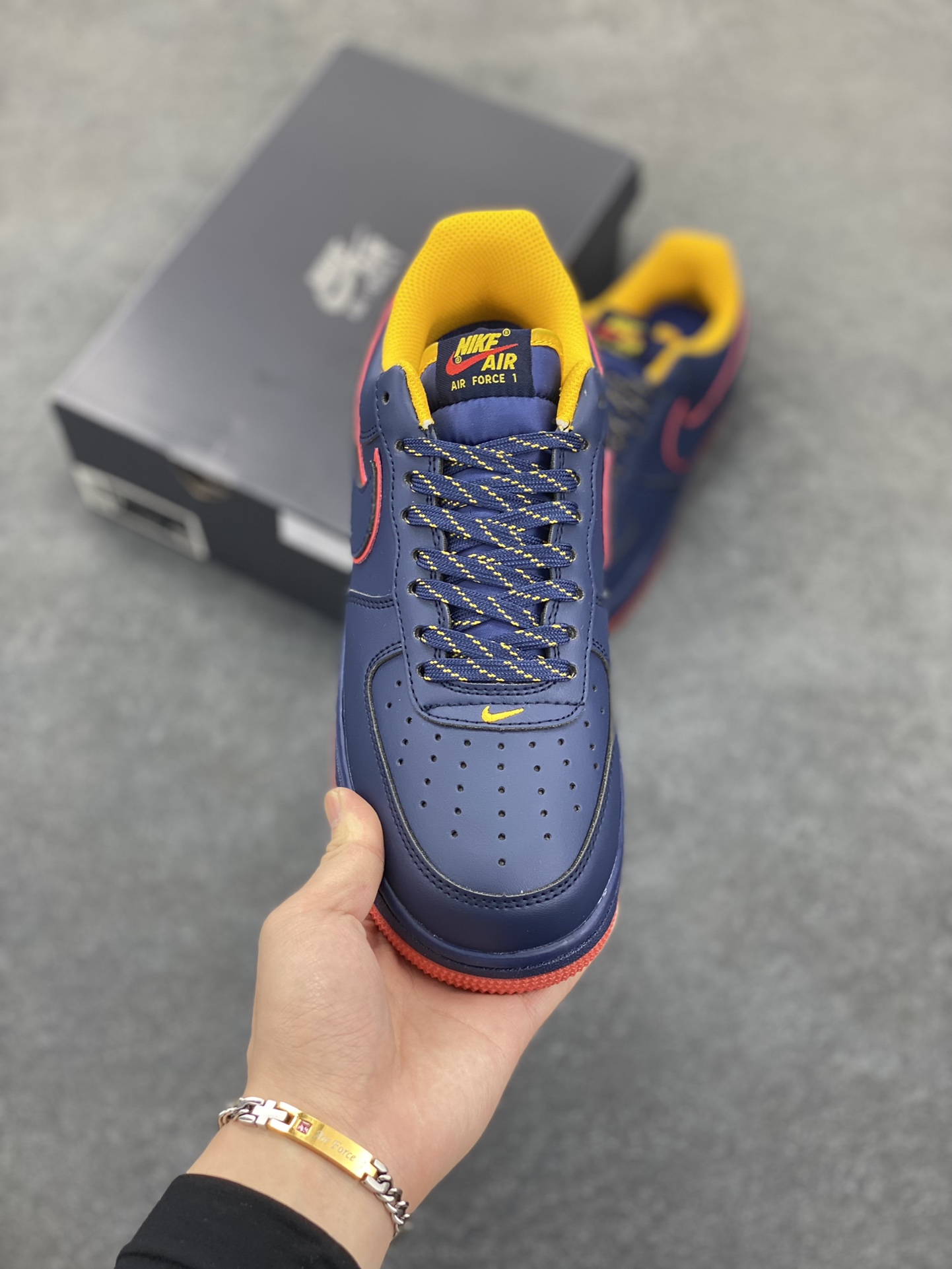 图片[2]-Nike Air Force 1 Low 空军一号低帮百搭休闲运动板鞋。柔软、弹性十足的缓震性能和出色的中底设计，横跨复古与现代的外型结合，造就出风靡全球三十多年的Force 1，直到今天还深受青睐。 货号：HV5752-140 尺码：36 36.5 37.5 38 38.5 39 40 40.5 41 42 42.5 43 44 44.5 45-选品中心