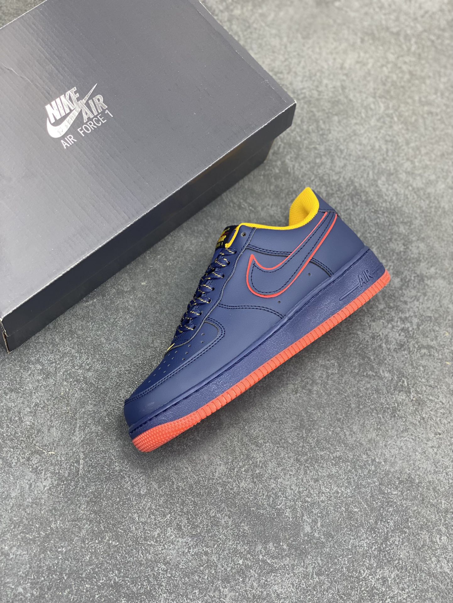 图片[7]-Nike Air Force 1 Low 空军一号低帮百搭休闲运动板鞋。柔软、弹性十足的缓震性能和出色的中底设计，横跨复古与现代的外型结合，造就出风靡全球三十多年的Force 1，直到今天还深受青睐。 货号：HV5752-140 尺码：36 36.5 37.5 38 38.5 39 40 40.5 41 42 42.5 43 44 44.5 45-选品中心