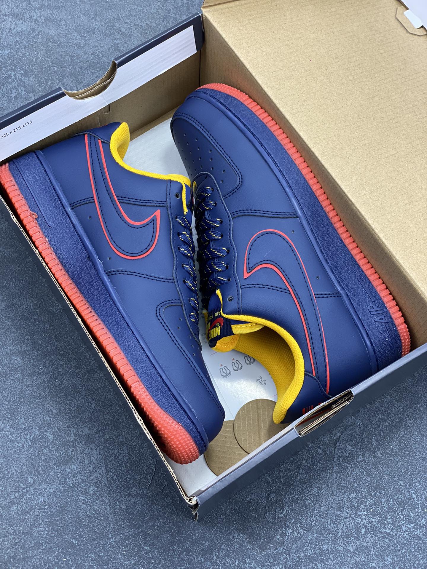 图片[9]-Nike Air Force 1 Low 空军一号低帮百搭休闲运动板鞋。柔软、弹性十足的缓震性能和出色的中底设计，横跨复古与现代的外型结合，造就出风靡全球三十多年的Force 1，直到今天还深受青睐。 货号：HV5752-140 尺码：36 36.5 37.5 38 38.5 39 40 40.5 41 42 42.5 43 44 44.5 45-选品中心