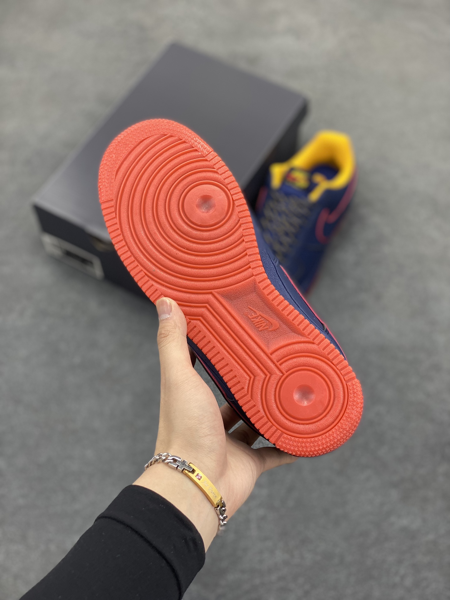 图片[5]-Nike Air Force 1 Low 空军一号低帮百搭休闲运动板鞋。柔软、弹性十足的缓震性能和出色的中底设计，横跨复古与现代的外型结合，造就出风靡全球三十多年的Force 1，直到今天还深受青睐。 货号：HV5752-140 尺码：36 36.5 37.5 38 38.5 39 40 40.5 41 42 42.5 43 44 44.5 45-选品中心