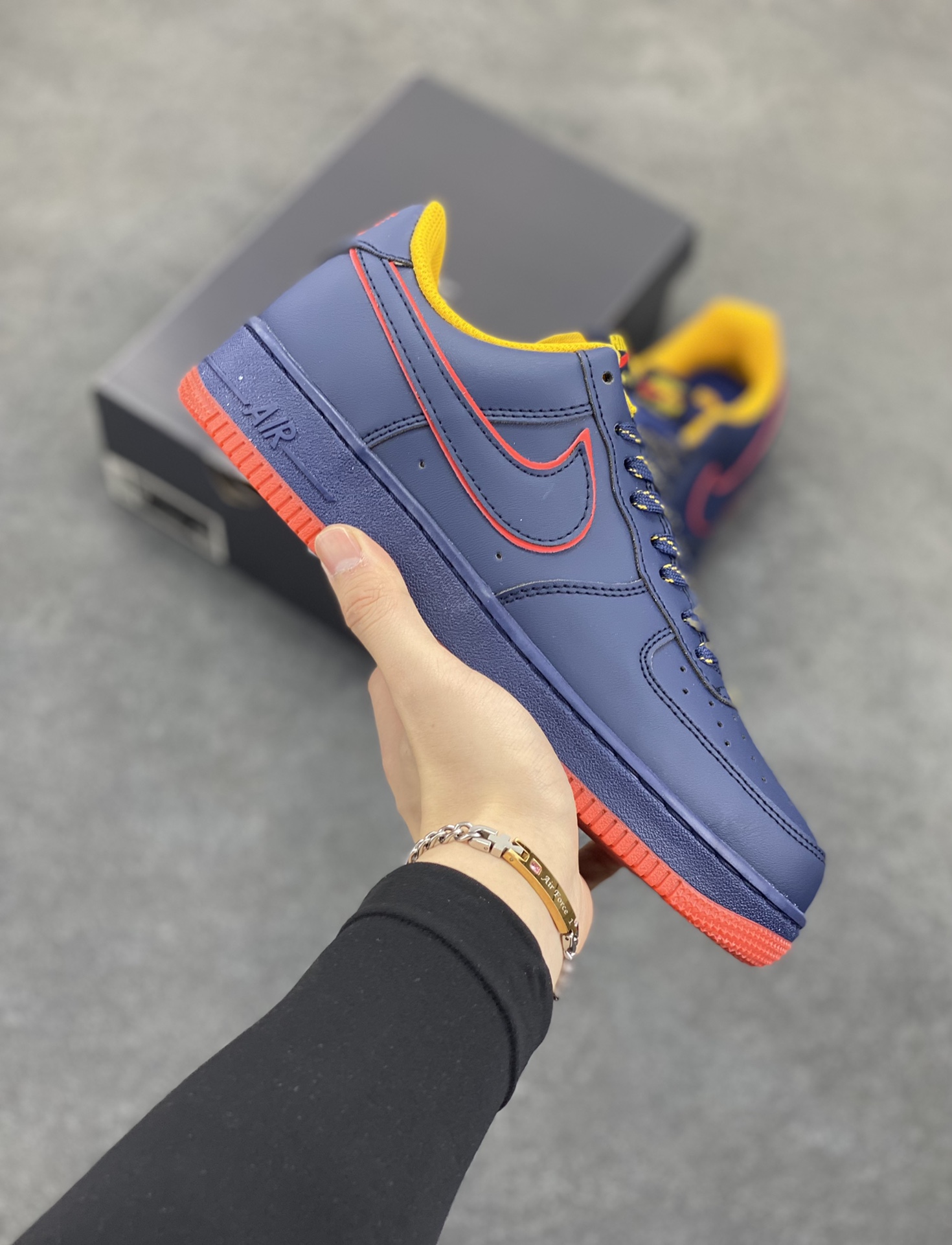 Nike Air Force 1 Low 空军一号低帮百搭休闲运动板鞋。柔软、弹性十足的缓震性能和出色的中底设计,横跨复古与现代的外型结合,造就出风靡全球三十多年的Force 1,直到今天还深受青睐。 货号:HV5752-140 尺码:36 36.5 37.5 38 38.5 39 40 40.5 41 42 42.5 43 44 44.5 45-选品中心