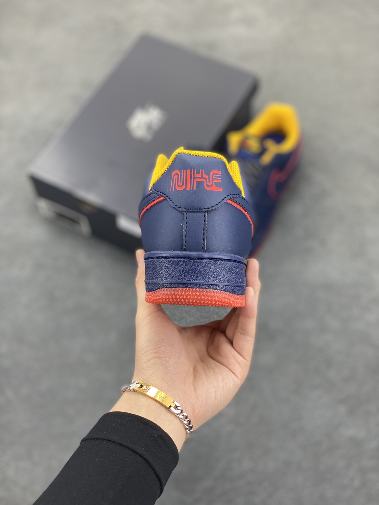 图片[4]-Nike Air Force 1 Low 空军一号低帮百搭休闲运动板鞋。柔软、弹性十足的缓震性能和出色的中底设计，横跨复古与现代的外型结合，造就出风靡全球三十多年的Force 1，直到今天还深受青睐。 货号：HV5752-140 尺码：36 36.5 37.5 38 38.5 39 40 40.5 41 42 42.5 43 44 44.5 45-选品中心