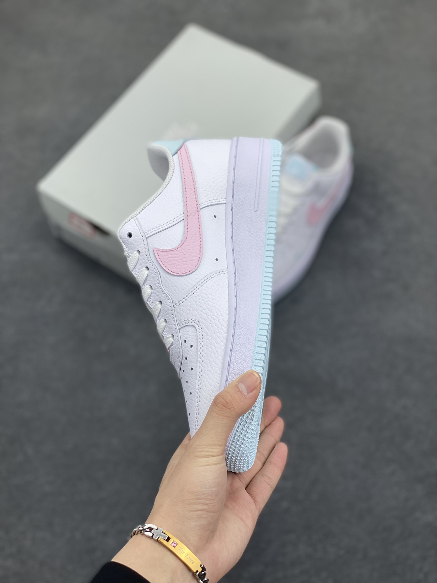 图片[3]-Nike Air Force 1 07 low空军一号板鞋 白粉 原楦头原纸板 打造纯正空军版型#专注外贸渠道 全掌内置蜂窝气垫 #原盒配件 原厂中底钢印、拉帮完美 货号：IH0640-161 尺码：36 36.5 37.5 38 38.5 39 40 40.5 41 42 42.5 43 44 44.5 45-选品中心