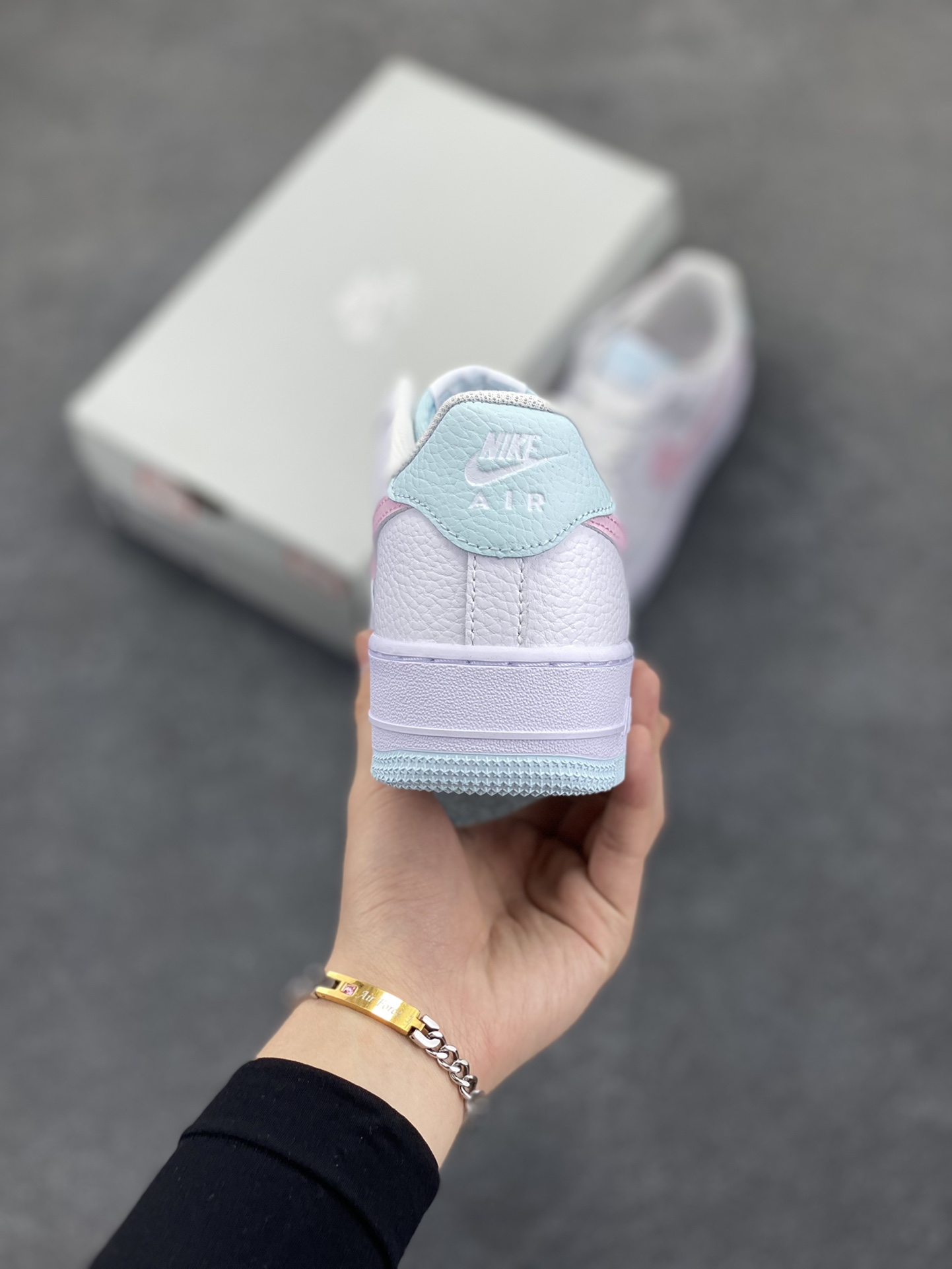 图片[4]-Nike Air Force 1 07 low空军一号板鞋 白粉 原楦头原纸板 打造纯正空军版型#专注外贸渠道 全掌内置蜂窝气垫 #原盒配件 原厂中底钢印、拉帮完美 货号：IH0640-161 尺码：36 36.5 37.5 38 38.5 39 40 40.5 41 42 42.5 43 44 44.5 45-选品中心