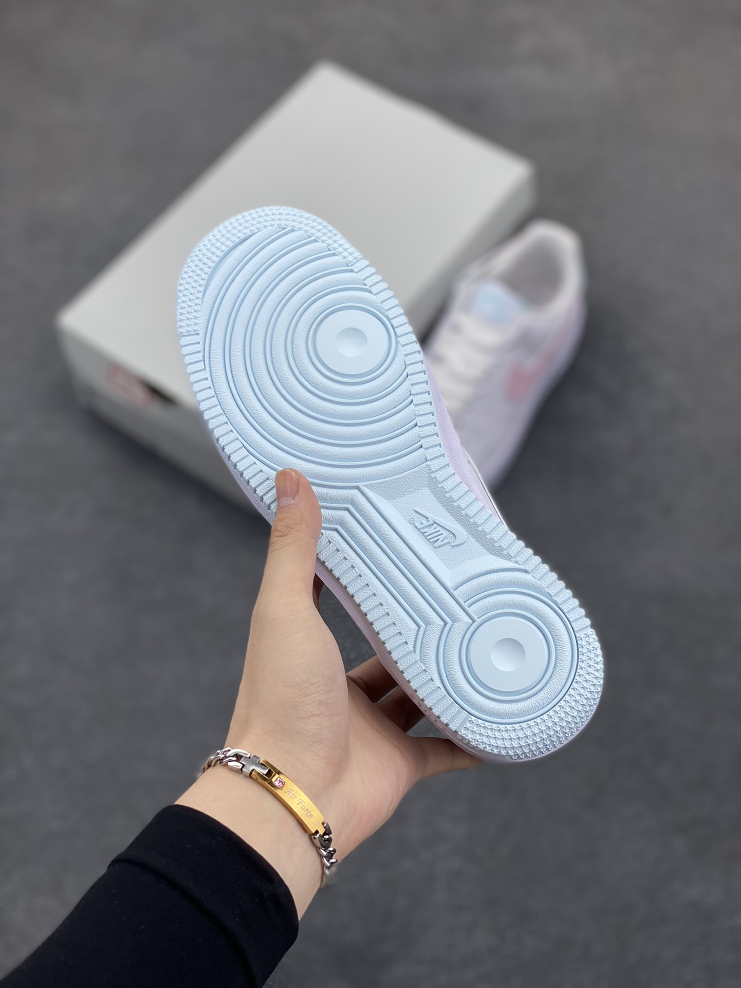 图片[5]-Nike Air Force 1 07 low空军一号板鞋 白粉 原楦头原纸板 打造纯正空军版型#专注外贸渠道 全掌内置蜂窝气垫 #原盒配件 原厂中底钢印、拉帮完美 货号：IH0640-161 尺码：36 36.5 37.5 38 38.5 39 40 40.5 41 42 42.5 43 44 44.5 45-选品中心