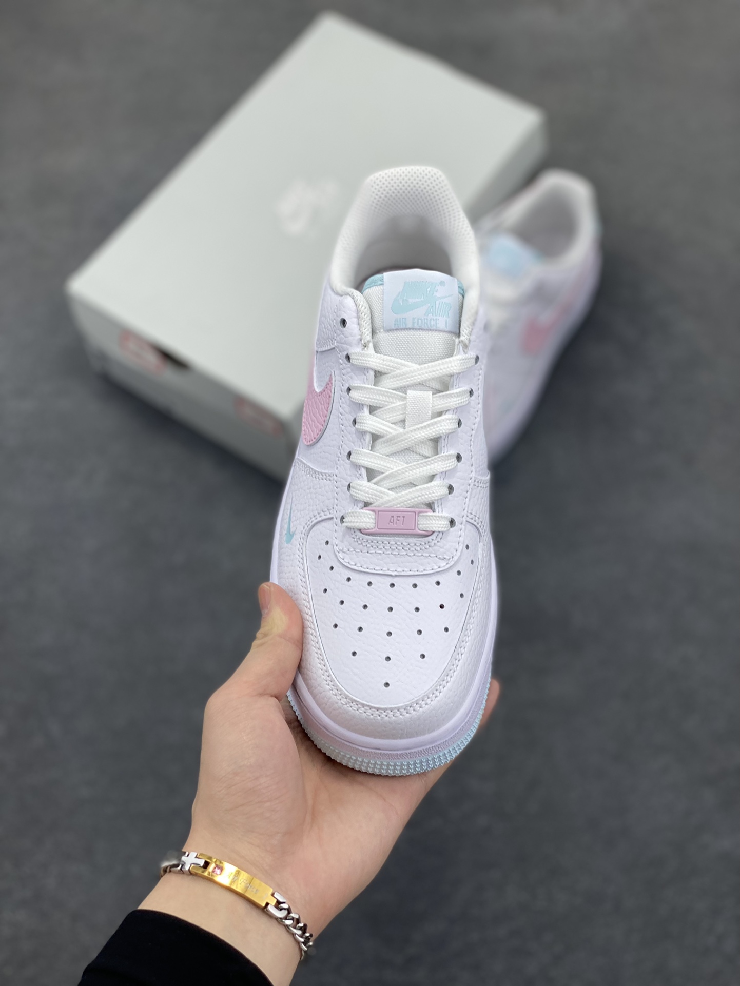 图片[2]-Nike Air Force 1 07 low空军一号板鞋 白粉 原楦头原纸板 打造纯正空军版型#专注外贸渠道 全掌内置蜂窝气垫 #原盒配件 原厂中底钢印、拉帮完美 货号：IH0640-161 尺码：36 36.5 37.5 38 38.5 39 40 40.5 41 42 42.5 43 44 44.5 45-选品中心