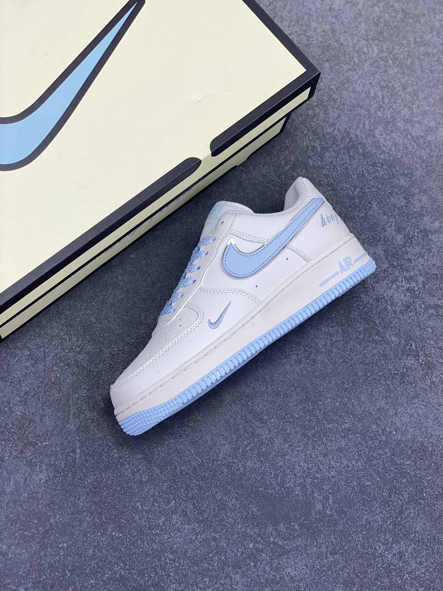 图片[7]-福利特价 Nike Air Force 1 Low \’07 “Keep Fresh”米月兰银 小勾低帮空军一号休闲板鞋 定制皮料 专属鞋盒 原楦原纸板 纯正空军版型 高清洁度 内置全掌气垫 货号：BM1996-099 尺码：36 36.5 37.5 38 38.5 39 40 40.5 41 42 42.5 43 44 44.5 45-选品中心