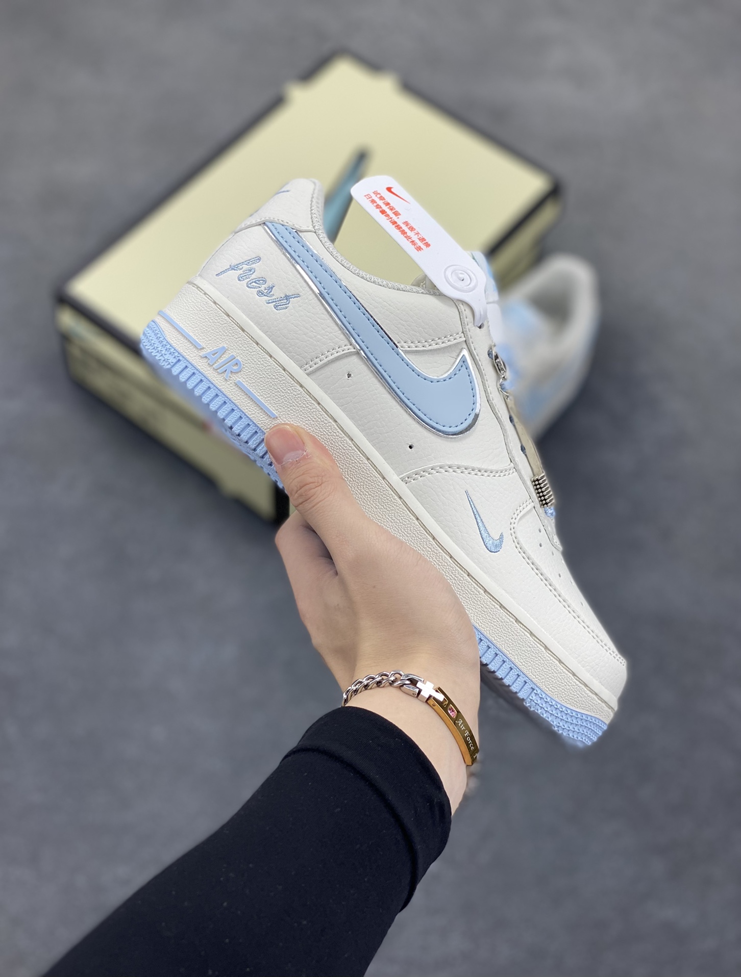 福利特价 Nike Air Force 1 Low \’07 “Keep Fresh”米月兰银 小勾低帮空军一号休闲板鞋 定制皮料 专属鞋盒 原楦原纸板 纯正空军版型 高清洁度 内置全掌气垫 货号:BM1996-099 尺码:36 36.5 37.5 38 38.5 39 40 40.5 41 42 42.5 43 44 44.5 45-选品中心
