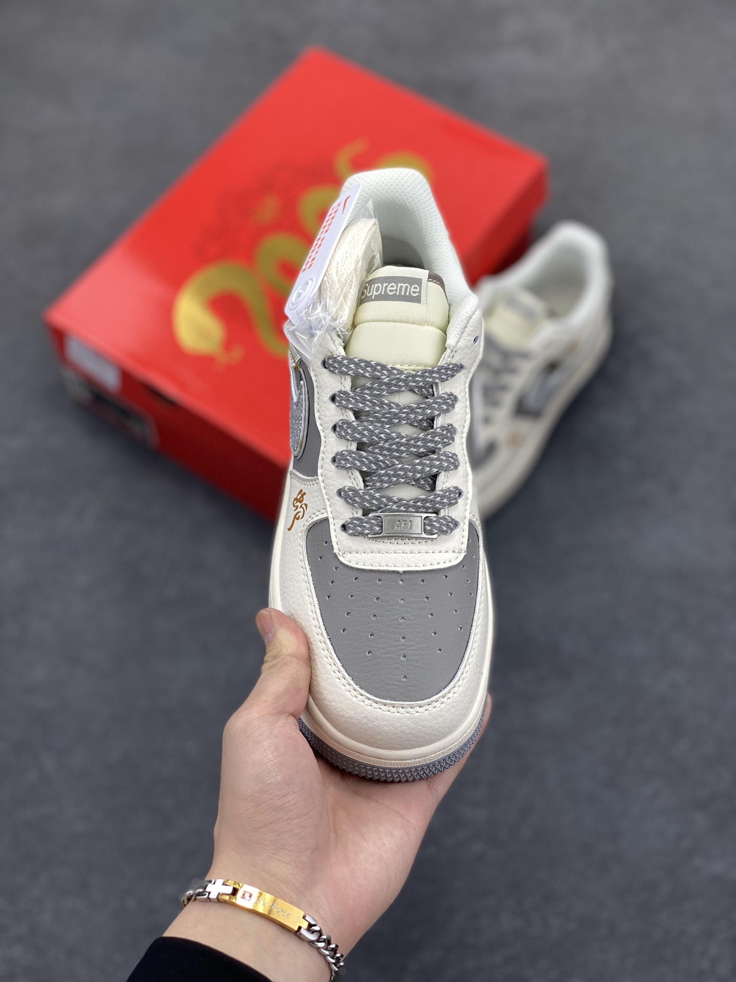 图片[2]-NIke Air Force 1 \’07 Low “Supreme联名”空军一号 低帮 运动鞋 休闲鞋 折边针车 工艺难度大 原楦头原纸板 原装鞋盒 定制五金配件 内置全掌气垫 原厂鞋底 货号：QY6818-603 尺码：36 36.5 37.5 38 38.5 39 40 40.5 41 42 42.5 43 44 44.5 45-选品中心