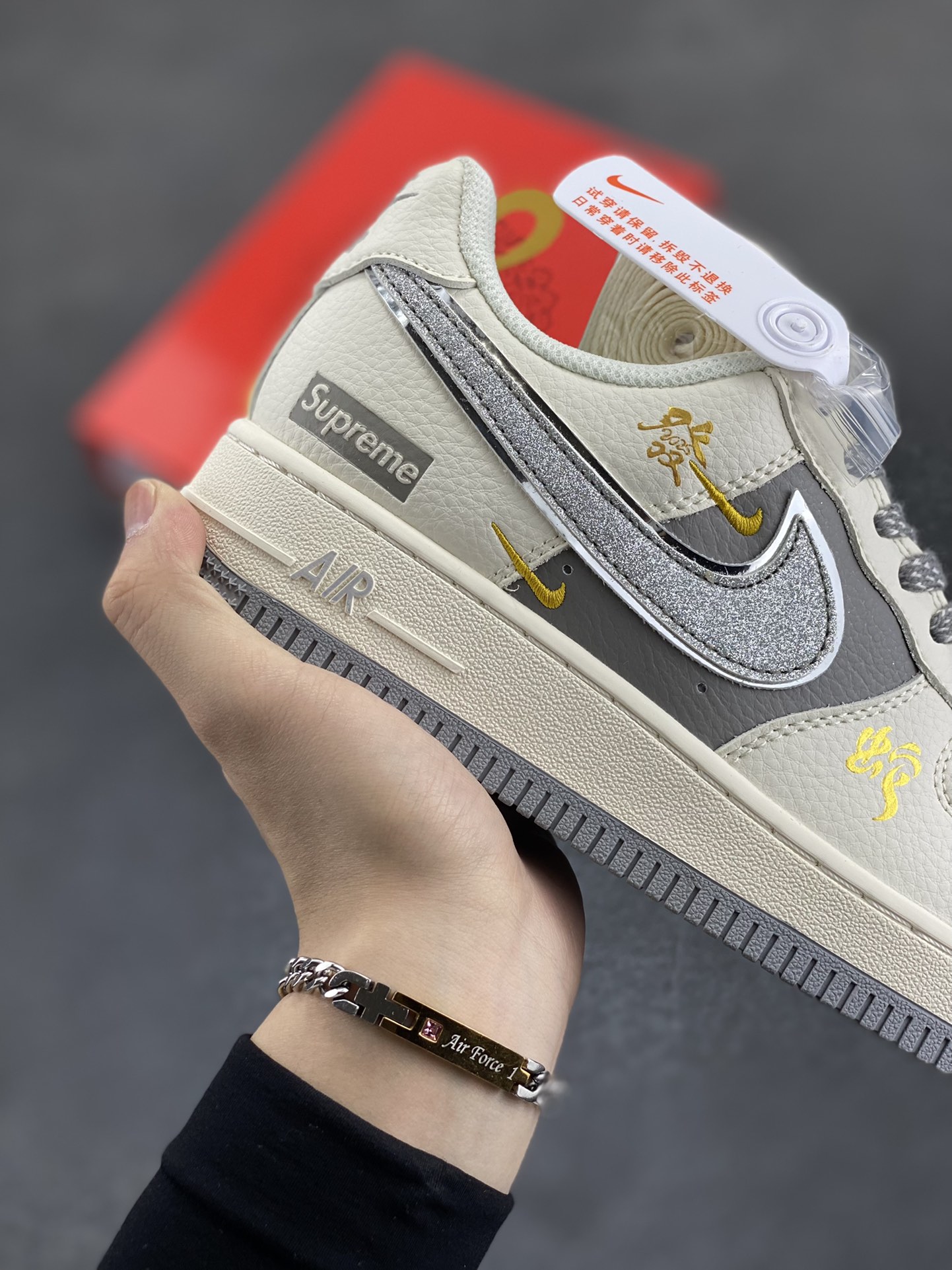 图片[6]-NIke Air Force 1 \’07 Low “Supreme联名”空军一号 低帮 运动鞋 休闲鞋 折边针车 工艺难度大 原楦头原纸板 原装鞋盒 定制五金配件 内置全掌气垫 原厂鞋底 货号：QY6818-603 尺码：36 36.5 37.5 38 38.5 39 40 40.5 41 42 42.5 43 44 44.5 45-选品中心