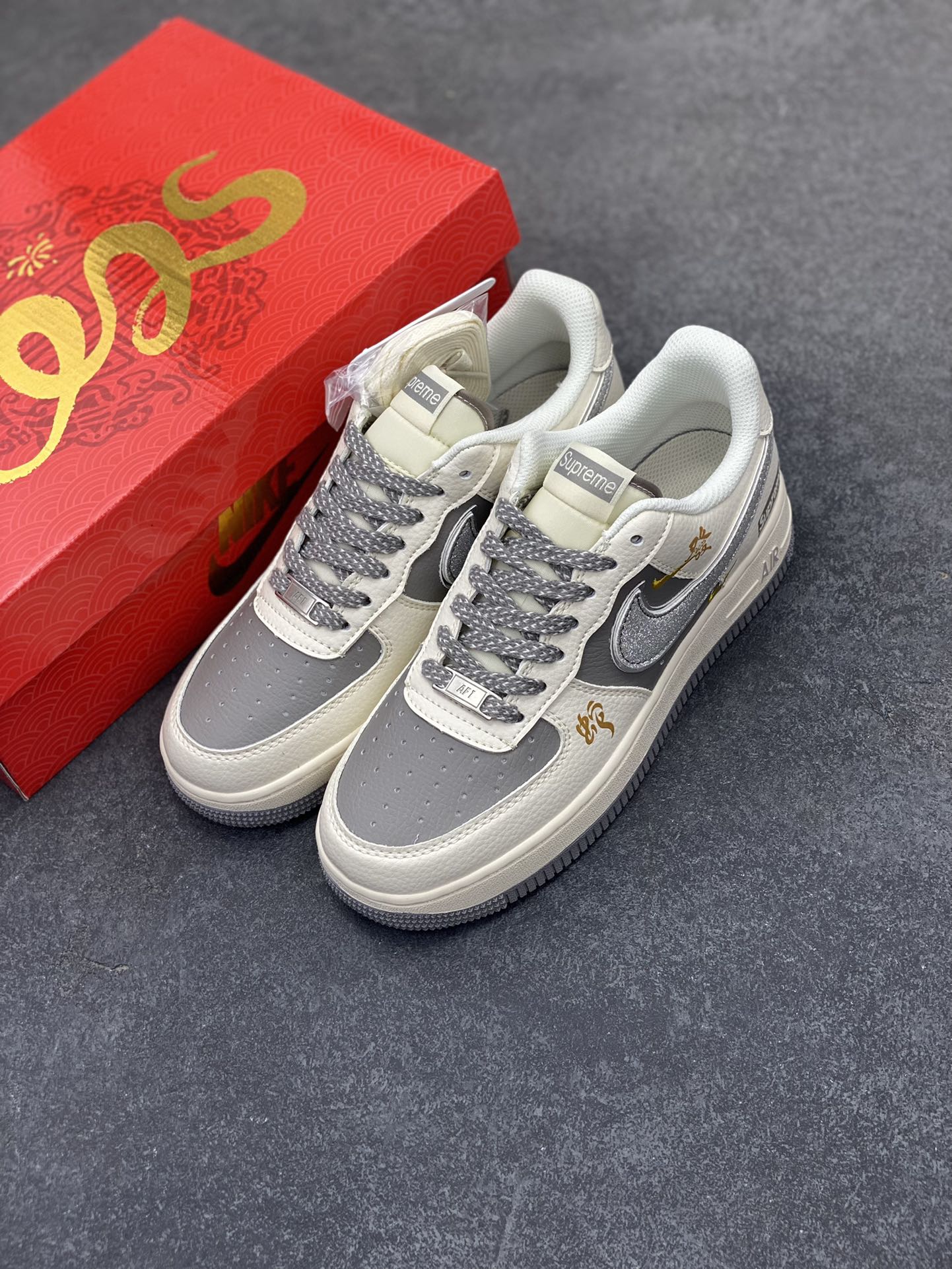 图片[8]-NIke Air Force 1 \’07 Low “Supreme联名”空军一号 低帮 运动鞋 休闲鞋 折边针车 工艺难度大 原楦头原纸板 原装鞋盒 定制五金配件 内置全掌气垫 原厂鞋底 货号：QY6818-603 尺码：36 36.5 37.5 38 38.5 39 40 40.5 41 42 42.5 43 44 44.5 45-选品中心