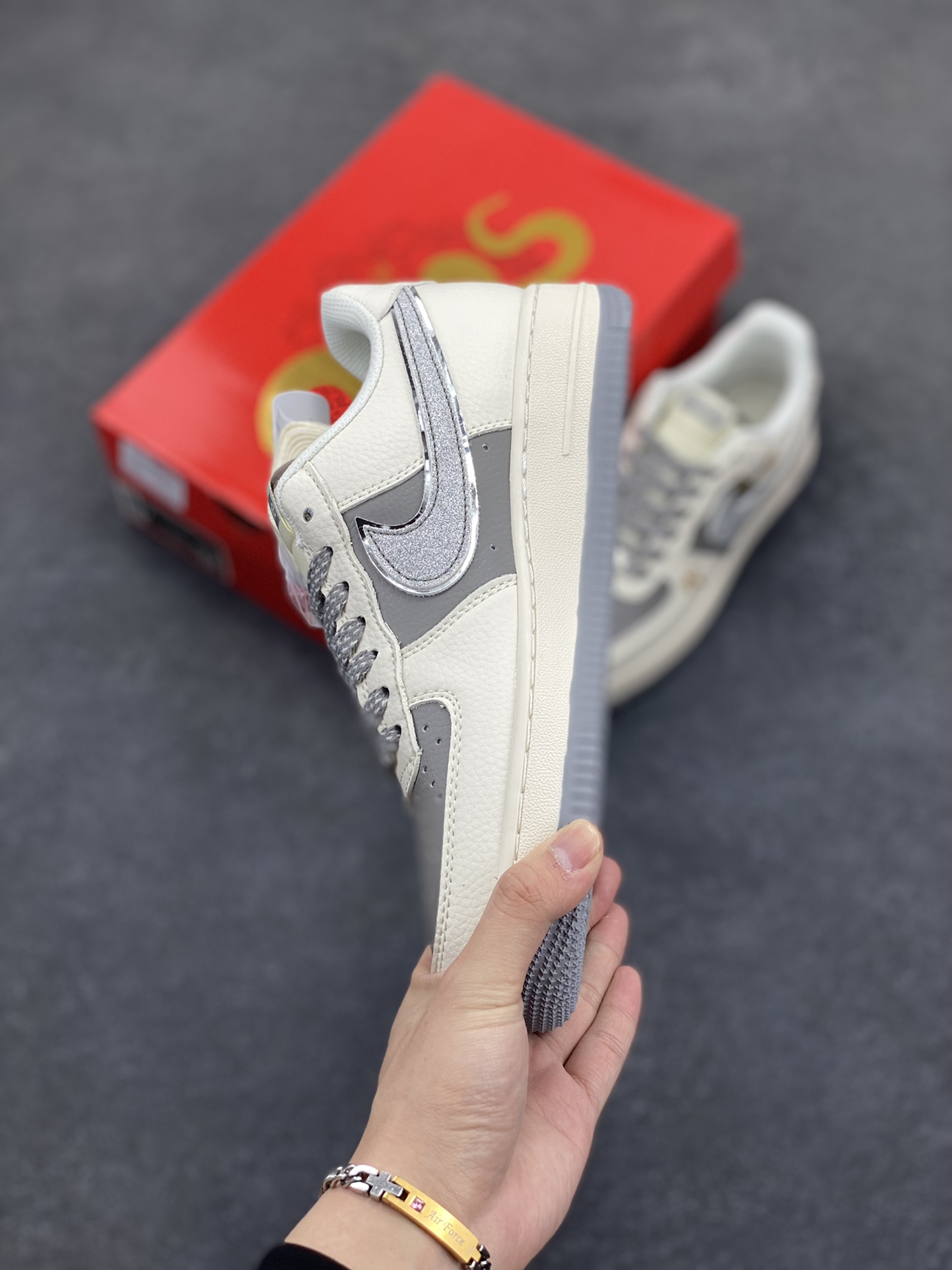 图片[3]-NIke Air Force 1 \’07 Low “Supreme联名”空军一号 低帮 运动鞋 休闲鞋 折边针车 工艺难度大 原楦头原纸板 原装鞋盒 定制五金配件 内置全掌气垫 原厂鞋底 货号：QY6818-603 尺码：36 36.5 37.5 38 38.5 39 40 40.5 41 42 42.5 43 44 44.5 45-选品中心