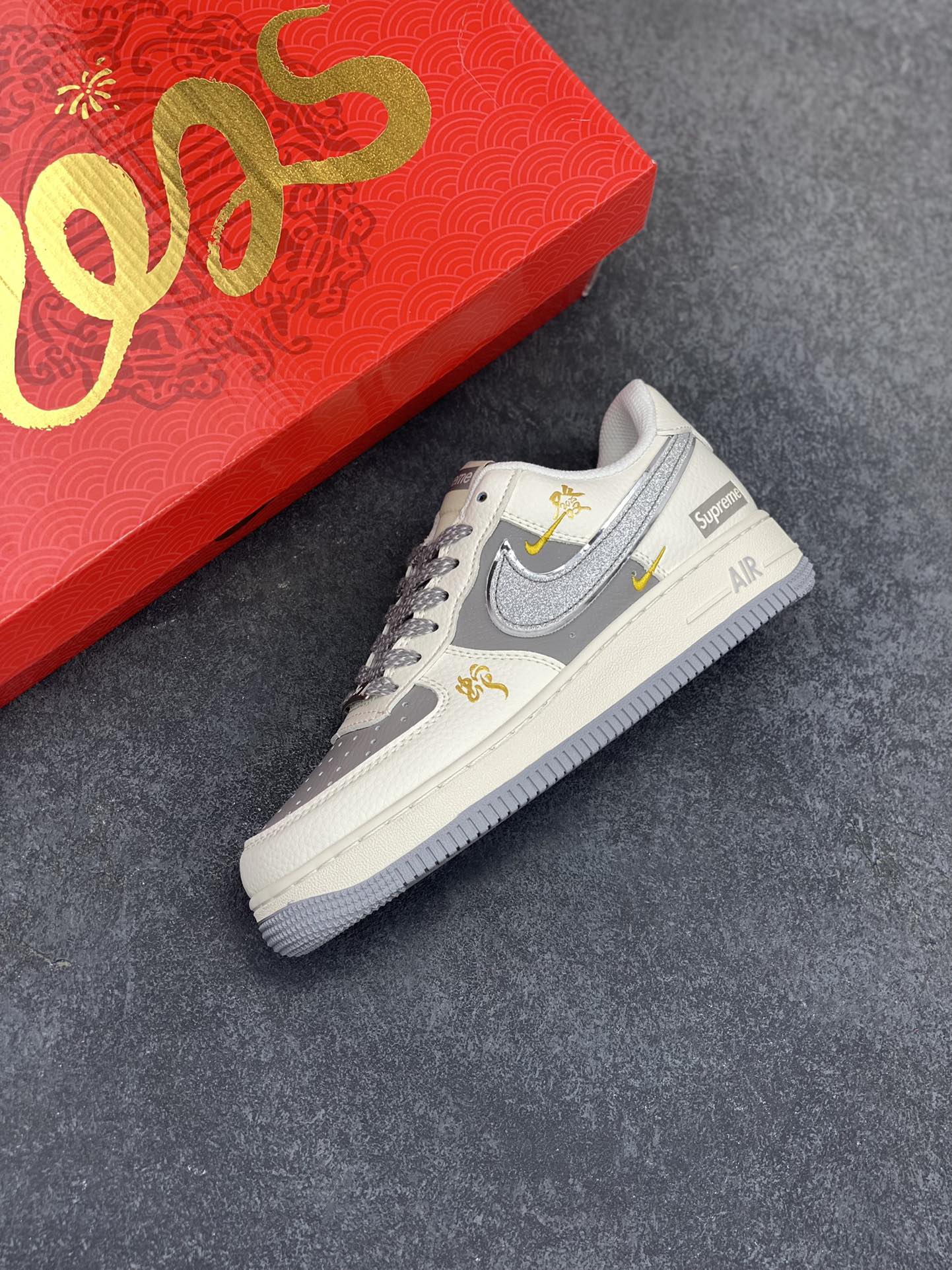 图片[7]-NIke Air Force 1 \’07 Low “Supreme联名”空军一号 低帮 运动鞋 休闲鞋 折边针车 工艺难度大 原楦头原纸板 原装鞋盒 定制五金配件 内置全掌气垫 原厂鞋底 货号：QY6818-603 尺码：36 36.5 37.5 38 38.5 39 40 40.5 41 42 42.5 43 44 44.5 45-选品中心