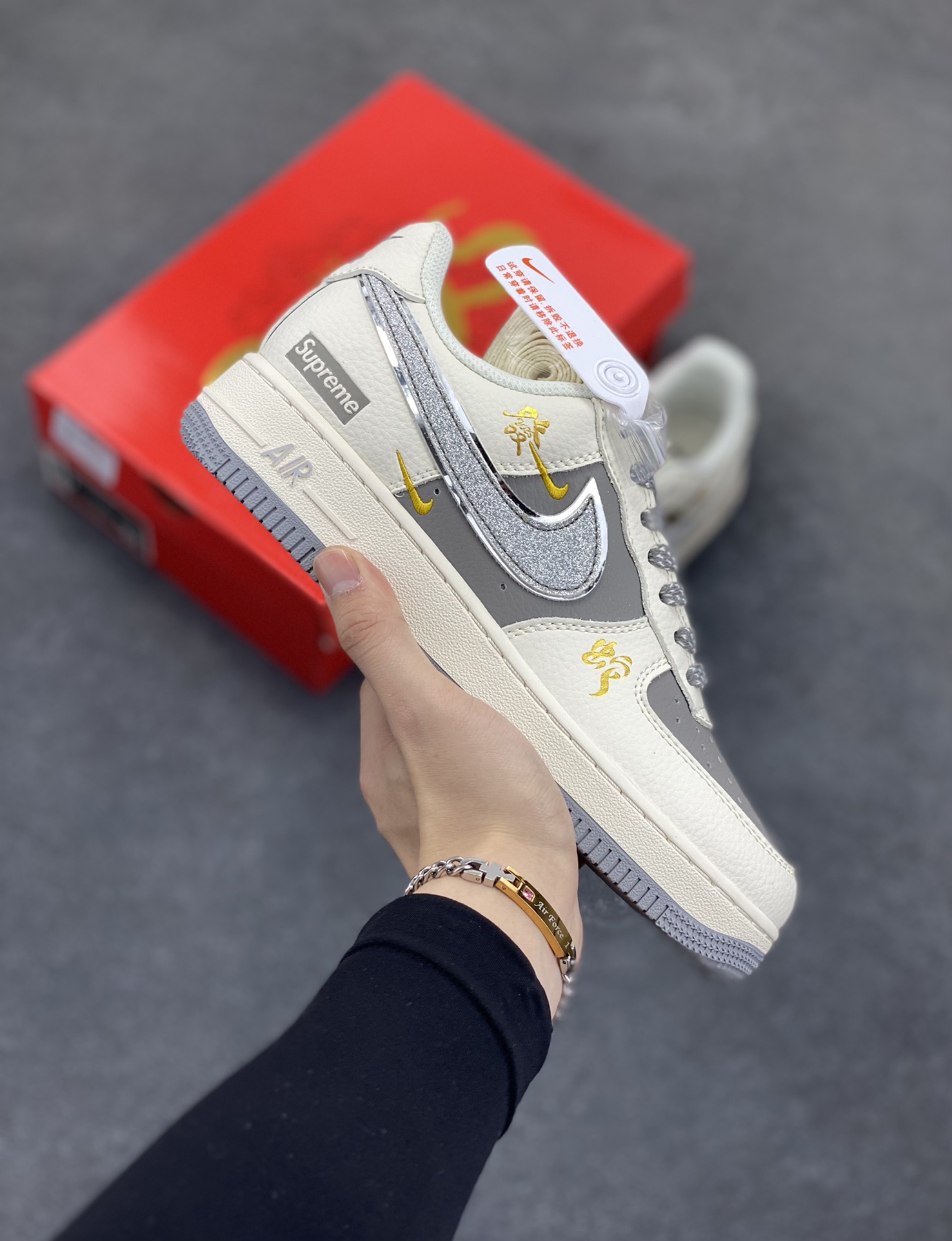 NIke Air Force 1 \’07 Low “Supreme联名”空军一号 低帮 运动鞋 休闲鞋 折边针车 工艺难度大 原楦头原纸板 原装鞋盒 定制五金配件 内置全掌气垫 原厂鞋底 货号:QY6818-603 尺码:36 36.5 37.5 38 38.5 39 40 40.5 41 42 42.5 43 44 44.5 45-选品中心