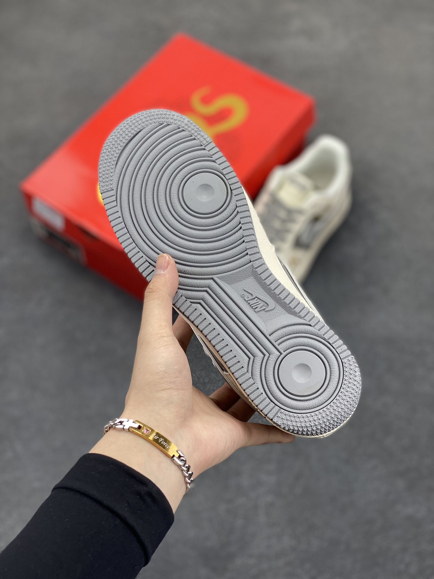 图片[5]-NIke Air Force 1 \’07 Low “Supreme联名”空军一号 低帮 运动鞋 休闲鞋 折边针车 工艺难度大 原楦头原纸板 原装鞋盒 定制五金配件 内置全掌气垫 原厂鞋底 货号：QY6818-603 尺码：36 36.5 37.5 38 38.5 39 40 40.5 41 42 42.5 43 44 44.5 45-选品中心