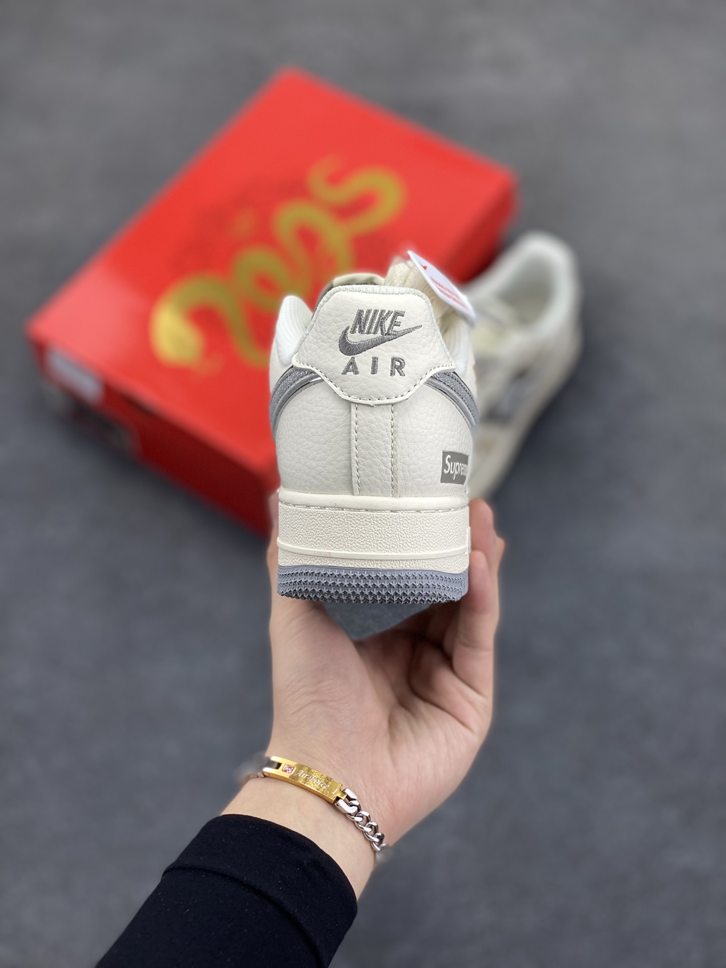 图片[4]-NIke Air Force 1 \’07 Low “Supreme联名”空军一号 低帮 运动鞋 休闲鞋 折边针车 工艺难度大 原楦头原纸板 原装鞋盒 定制五金配件 内置全掌气垫 原厂鞋底 货号：QY6818-603 尺码：36 36.5 37.5 38 38.5 39 40 40.5 41 42 42.5 43 44 44.5 45-选品中心