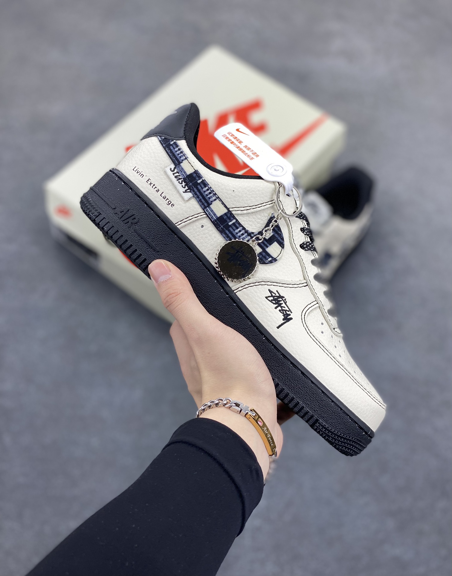 NIke Air Force 1 \’07 Low “斯图西联名——米黑方格”空军一号 低帮 运动鞋 休闲鞋 折边针车 工艺难度大 原楦头原纸板 原装鞋盒 定制五金配件 内置全掌气垫 原厂鞋底 货号:KK1988-071 尺码:36 36.5 37.5 38 38.5 39 40 40.5 41 42 42.5 43 44 44.5 45-选品中心