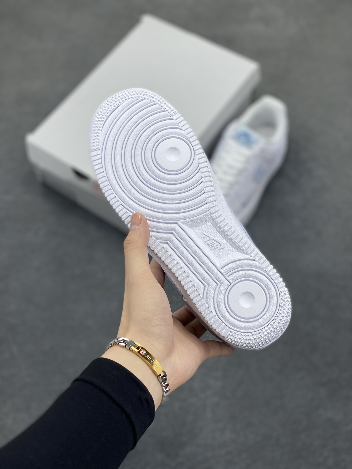 图片[5]-福利特价 Nk Air Force 1\’07 Low 白月色 空军一号低帮休闲板鞋 原楦头原纸板 打造纯正空军版型#专注外贸渠道 全掌内置蜂窝气垫 #原盒配件 原厂中底钢印、拉帮完美 货号：HV2511-100 尺码：36 36.5 37.5 38 38.5 39 40 40.5 41 42 42.5 43 44 44.5 45-选品中心