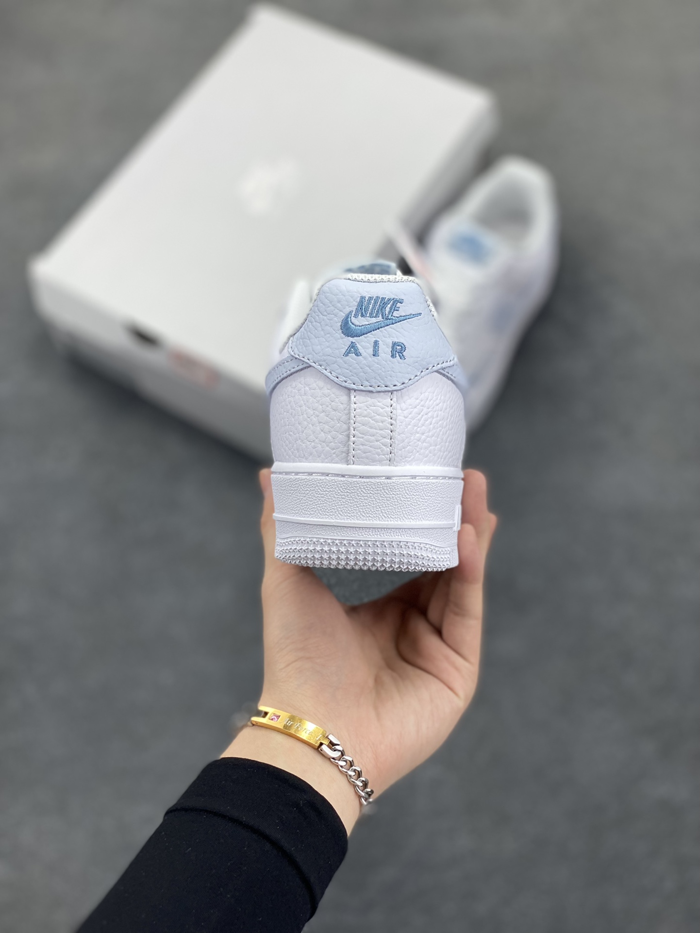 图片[4]-福利特价 Nk Air Force 1\’07 Low 白月色 空军一号低帮休闲板鞋 原楦头原纸板 打造纯正空军版型#专注外贸渠道 全掌内置蜂窝气垫 #原盒配件 原厂中底钢印、拉帮完美 货号：HV2511-100 尺码：36 36.5 37.5 38 38.5 39 40 40.5 41 42 42.5 43 44 44.5 45-选品中心