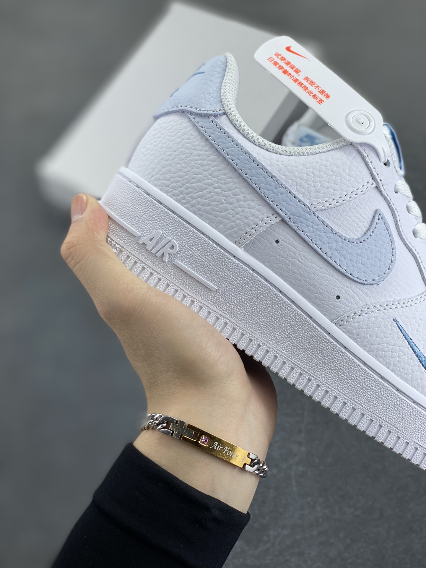 图片[6]-福利特价 Nk Air Force 1\’07 Low 白月色 空军一号低帮休闲板鞋 原楦头原纸板 打造纯正空军版型#专注外贸渠道 全掌内置蜂窝气垫 #原盒配件 原厂中底钢印、拉帮完美 货号：HV2511-100 尺码：36 36.5 37.5 38 38.5 39 40 40.5 41 42 42.5 43 44 44.5 45-选品中心