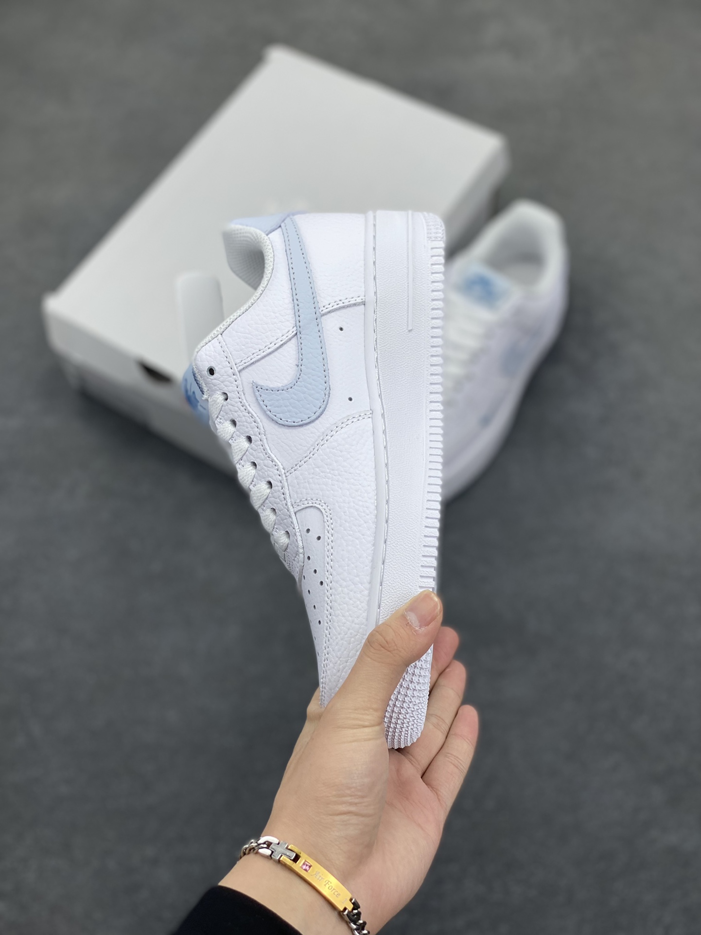 图片[3]-福利特价 Nk Air Force 1\’07 Low 白月色 空军一号低帮休闲板鞋 原楦头原纸板 打造纯正空军版型#专注外贸渠道 全掌内置蜂窝气垫 #原盒配件 原厂中底钢印、拉帮完美 货号：HV2511-100 尺码：36 36.5 37.5 38 38.5 39 40 40.5 41 42 42.5 43 44 44.5 45-选品中心