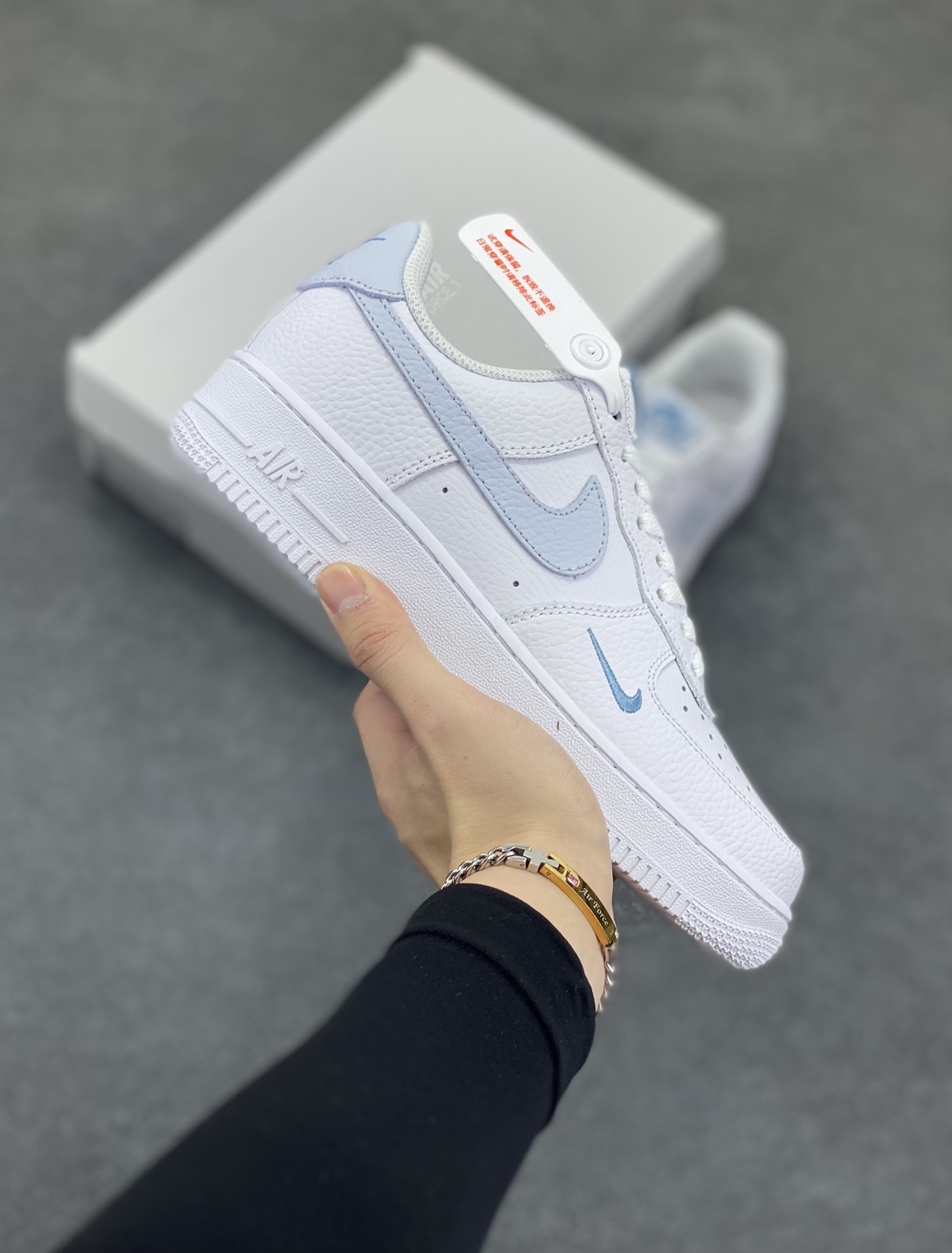 福利特价 Nk Air Force 1\’07 Low 白月色 空军一号低帮休闲板鞋 原楦头原纸板 打造纯正空军版型#专注外贸渠道 全掌内置蜂窝气垫 #原盒配件 原厂中底钢印、拉帮完美 货号：HV2511-100 尺码：36 36.5 37.5 38 38.5 39 40 40.5 41 42 42.5 43 44 44.5 45-选品中心