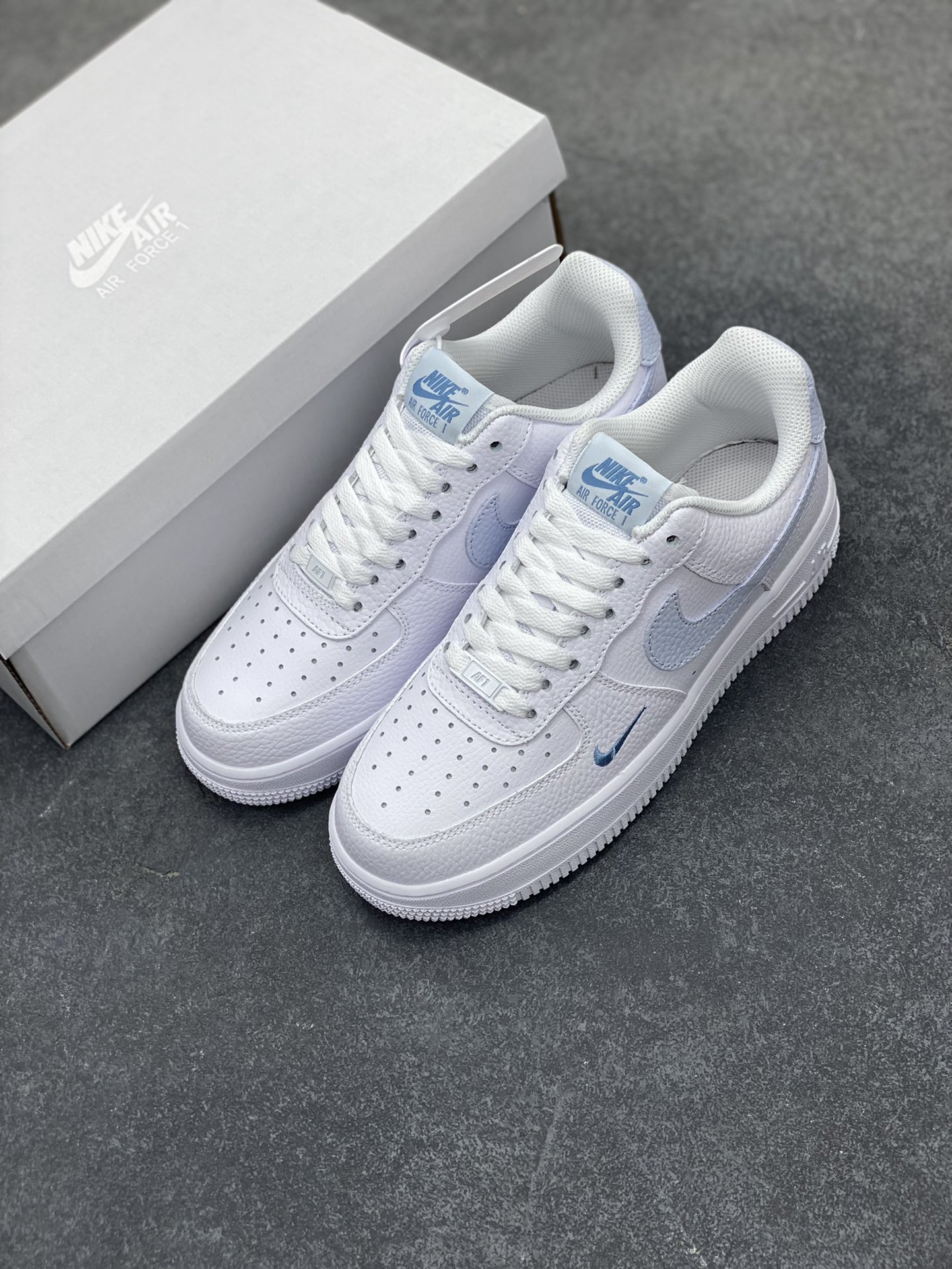 图片[8]-福利特价 Nk Air Force 1\’07 Low 白月色 空军一号低帮休闲板鞋 原楦头原纸板 打造纯正空军版型#专注外贸渠道 全掌内置蜂窝气垫 #原盒配件 原厂中底钢印、拉帮完美 货号：HV2511-100 尺码：36 36.5 37.5 38 38.5 39 40 40.5 41 42 42.5 43 44 44.5 45-选品中心