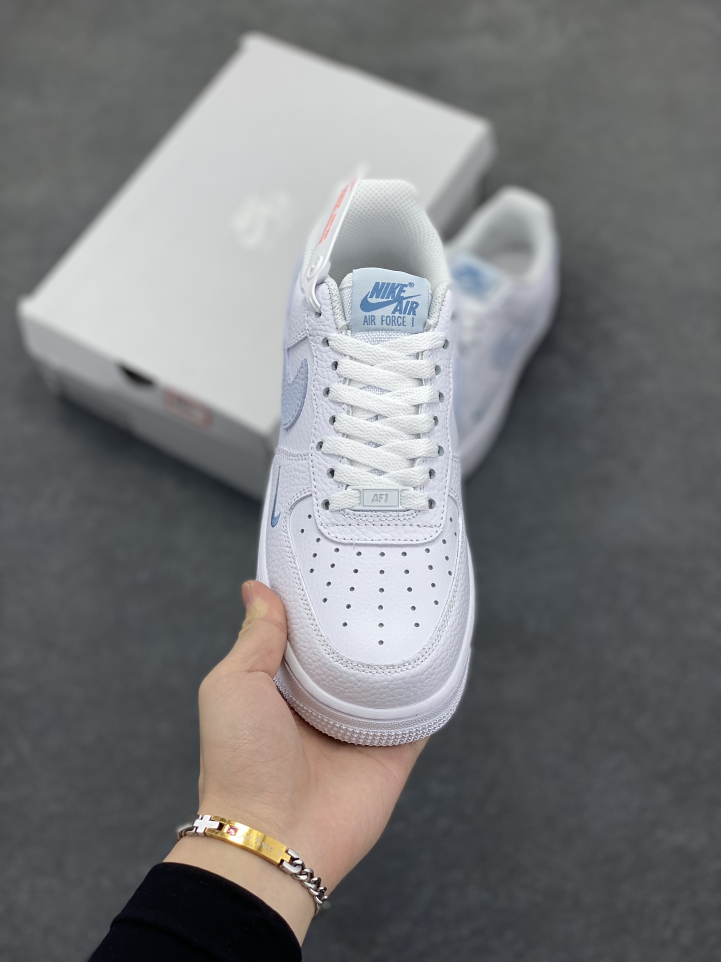 图片[2]-福利特价 Nk Air Force 1\’07 Low 白月色 空军一号低帮休闲板鞋 原楦头原纸板 打造纯正空军版型#专注外贸渠道 全掌内置蜂窝气垫 #原盒配件 原厂中底钢印、拉帮完美 货号：HV2511-100 尺码：36 36.5 37.5 38 38.5 39 40 40.5 41 42 42.5 43 44 44.5 45-选品中心