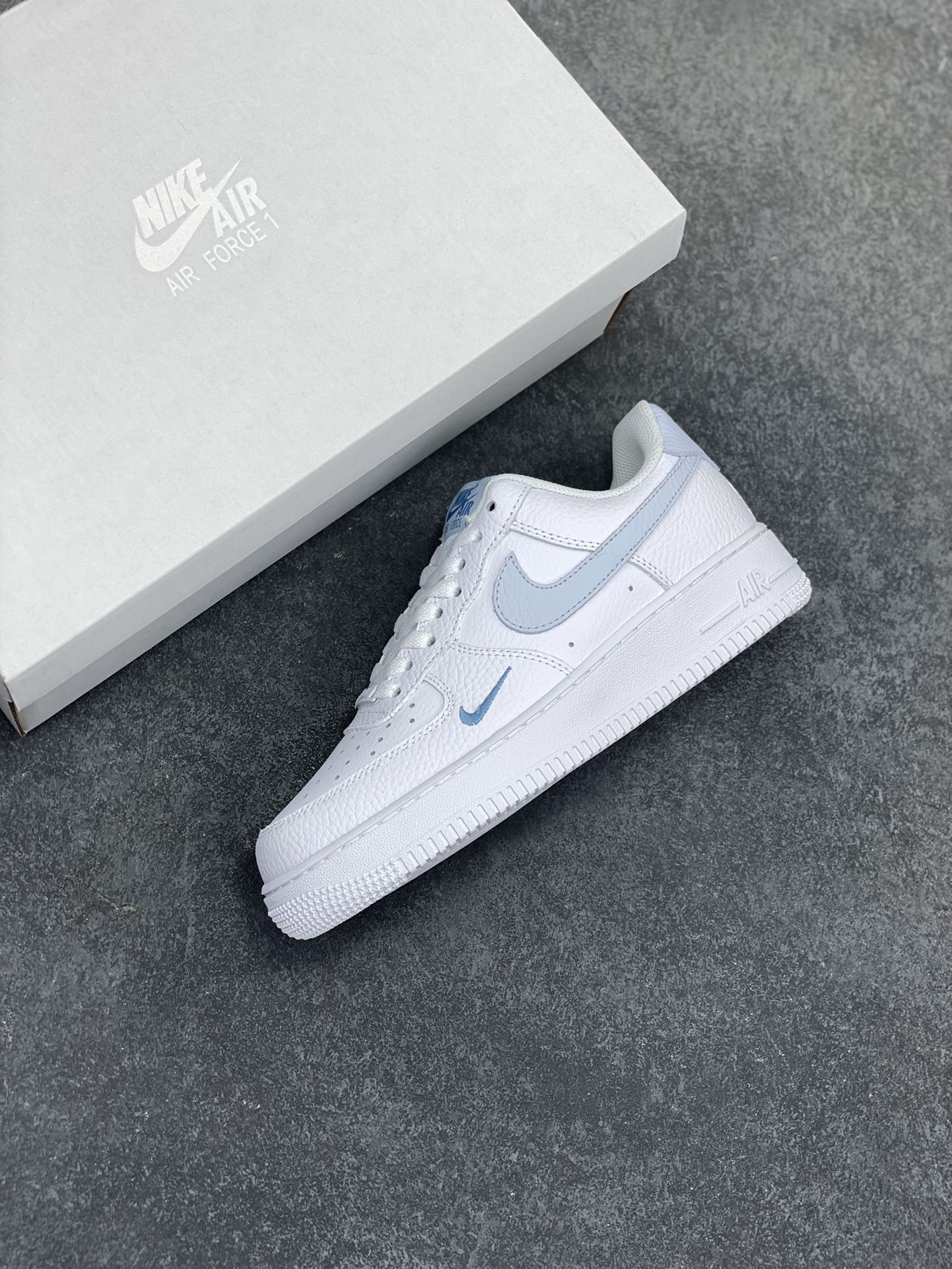 图片[7]-福利特价 Nk Air Force 1\’07 Low 白月色 空军一号低帮休闲板鞋 原楦头原纸板 打造纯正空军版型#专注外贸渠道 全掌内置蜂窝气垫 #原盒配件 原厂中底钢印、拉帮完美 货号：HV2511-100 尺码：36 36.5 37.5 38 38.5 39 40 40.5 41 42 42.5 43 44 44.5 45-选品中心