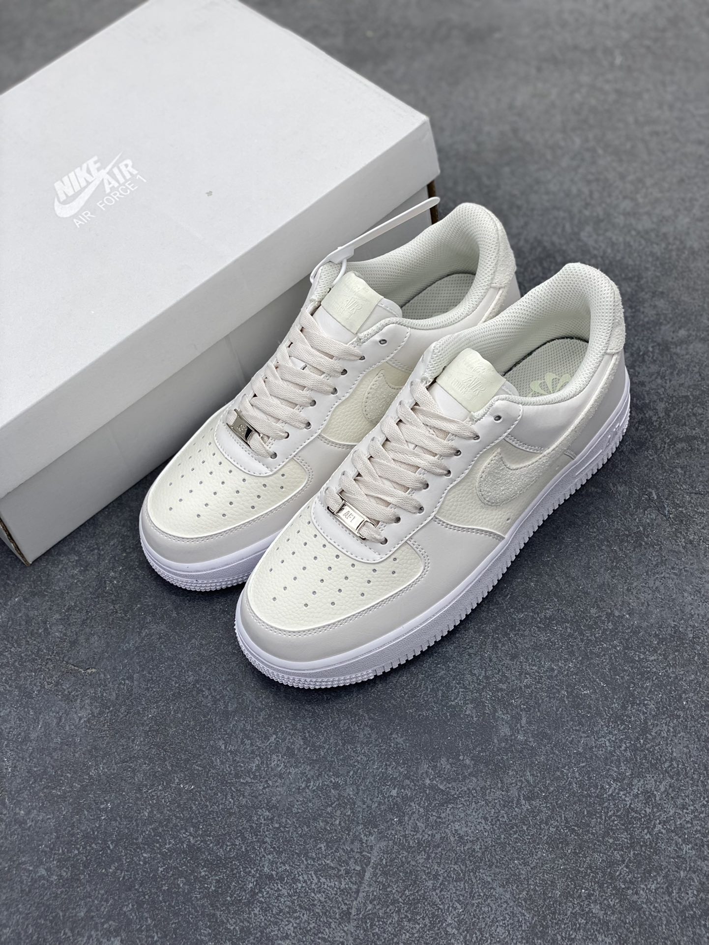 图片[8]-Nike Air Force 1 07 low空军一号板鞋 乳白 原楦头原纸板 打造纯正空军版型#专注外贸渠道 全掌内置蜂窝气垫 #原盒配件 原厂中底钢印、拉帮完美 货号：HQ3905-001 尺码：35.5 36 36.5 37.5 38 38.5 39 40 40.5 41 42 42.5 43 44 44.5 45-选品中心
