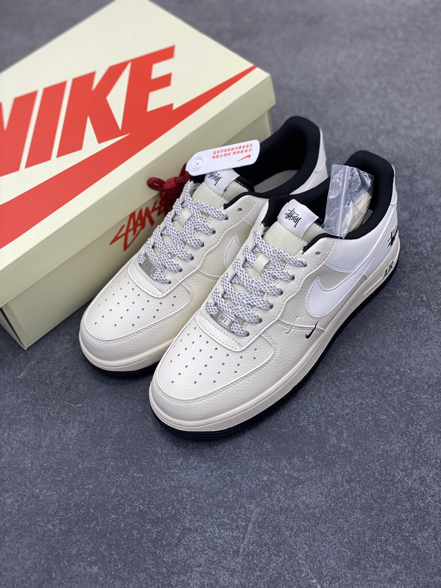 图片[8]-NIke Air Force 1 \’07 Low “斯图西联名——小双勾黑底”空军一号 低帮 运动鞋 休闲鞋 折边针车 工艺难度大 原楦头原纸板 原装鞋盒 定制五金配件 内置全掌气垫 原厂鞋底 货号：XZ6188-713 尺码：36 36.5 37.5 38 38.5 39 40 40.5 41 42 42.5 43 44 44.5 45-选品中心