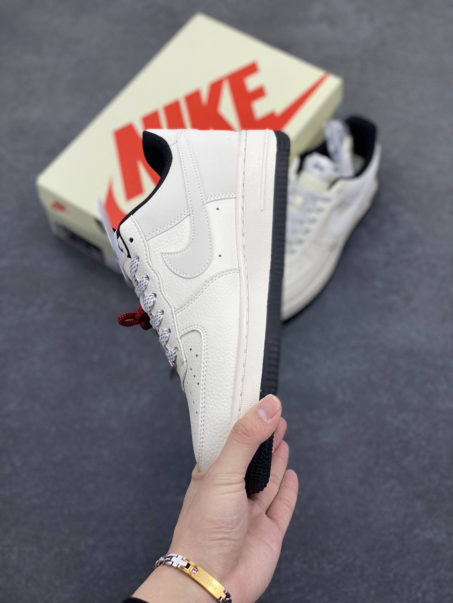 图片[3]-NIke Air Force 1 \’07 Low “斯图西联名——小双勾黑底”空军一号 低帮 运动鞋 休闲鞋 折边针车 工艺难度大 原楦头原纸板 原装鞋盒 定制五金配件 内置全掌气垫 原厂鞋底 货号：XZ6188-713 尺码：36 36.5 37.5 38 38.5 39 40 40.5 41 42 42.5 43 44 44.5 45-选品中心