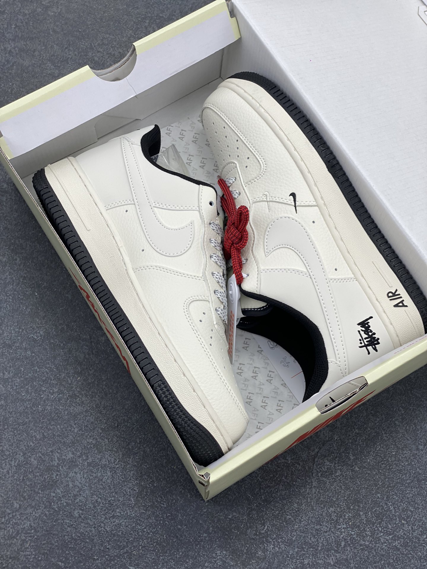 图片[9]-NIke Air Force 1 \’07 Low “斯图西联名——小双勾黑底”空军一号 低帮 运动鞋 休闲鞋 折边针车 工艺难度大 原楦头原纸板 原装鞋盒 定制五金配件 内置全掌气垫 原厂鞋底 货号：XZ6188-713 尺码：36 36.5 37.5 38 38.5 39 40 40.5 41 42 42.5 43 44 44.5 45-选品中心