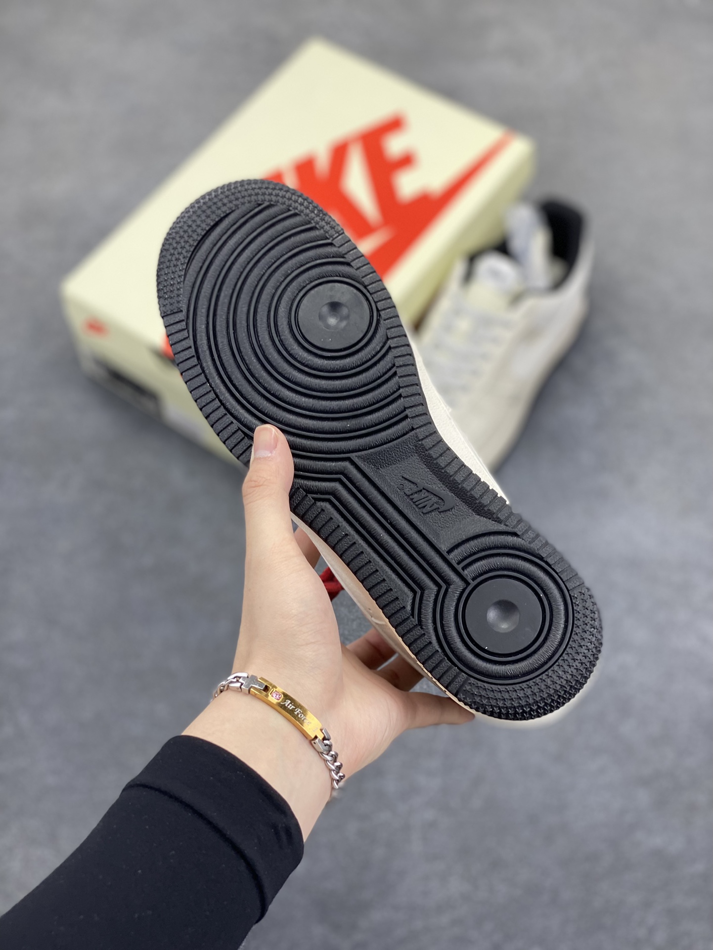 图片[5]-NIke Air Force 1 \’07 Low “斯图西联名——小双勾黑底”空军一号 低帮 运动鞋 休闲鞋 折边针车 工艺难度大 原楦头原纸板 原装鞋盒 定制五金配件 内置全掌气垫 原厂鞋底 货号：XZ6188-713 尺码：36 36.5 37.5 38 38.5 39 40 40.5 41 42 42.5 43 44 44.5 45-选品中心