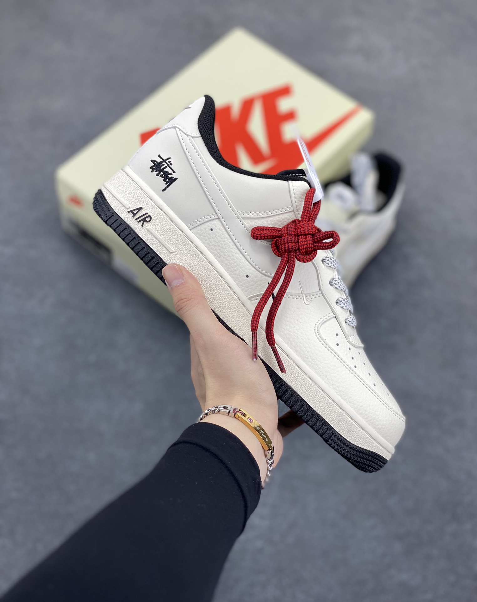 NIke Air Force 1 \’07 Low “斯图西联名——小双勾黑底”空军一号 低帮 运动鞋 休闲鞋 折边针车 工艺难度大 原楦头原纸板 原装鞋盒 定制五金配件 内置全掌气垫 原厂鞋底 货号:XZ6188-713 尺码:36 36.5 37.5 38 38.5 39 40 40.5 41 42 42.5 43 44 44.5 45-选品中心