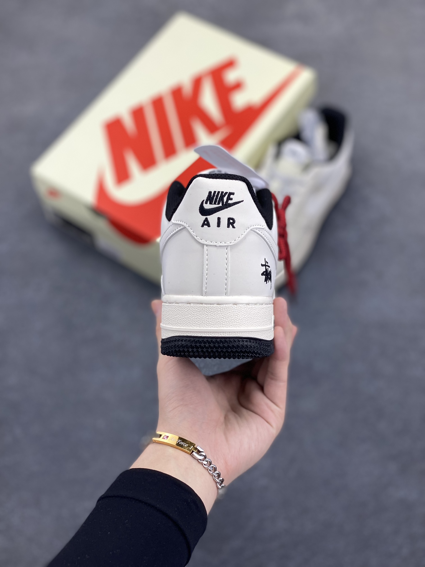 图片[4]-NIke Air Force 1 \’07 Low “斯图西联名——小双勾黑底”空军一号 低帮 运动鞋 休闲鞋 折边针车 工艺难度大 原楦头原纸板 原装鞋盒 定制五金配件 内置全掌气垫 原厂鞋底 货号：XZ6188-713 尺码：36 36.5 37.5 38 38.5 39 40 40.5 41 42 42.5 43 44 44.5 45-选品中心