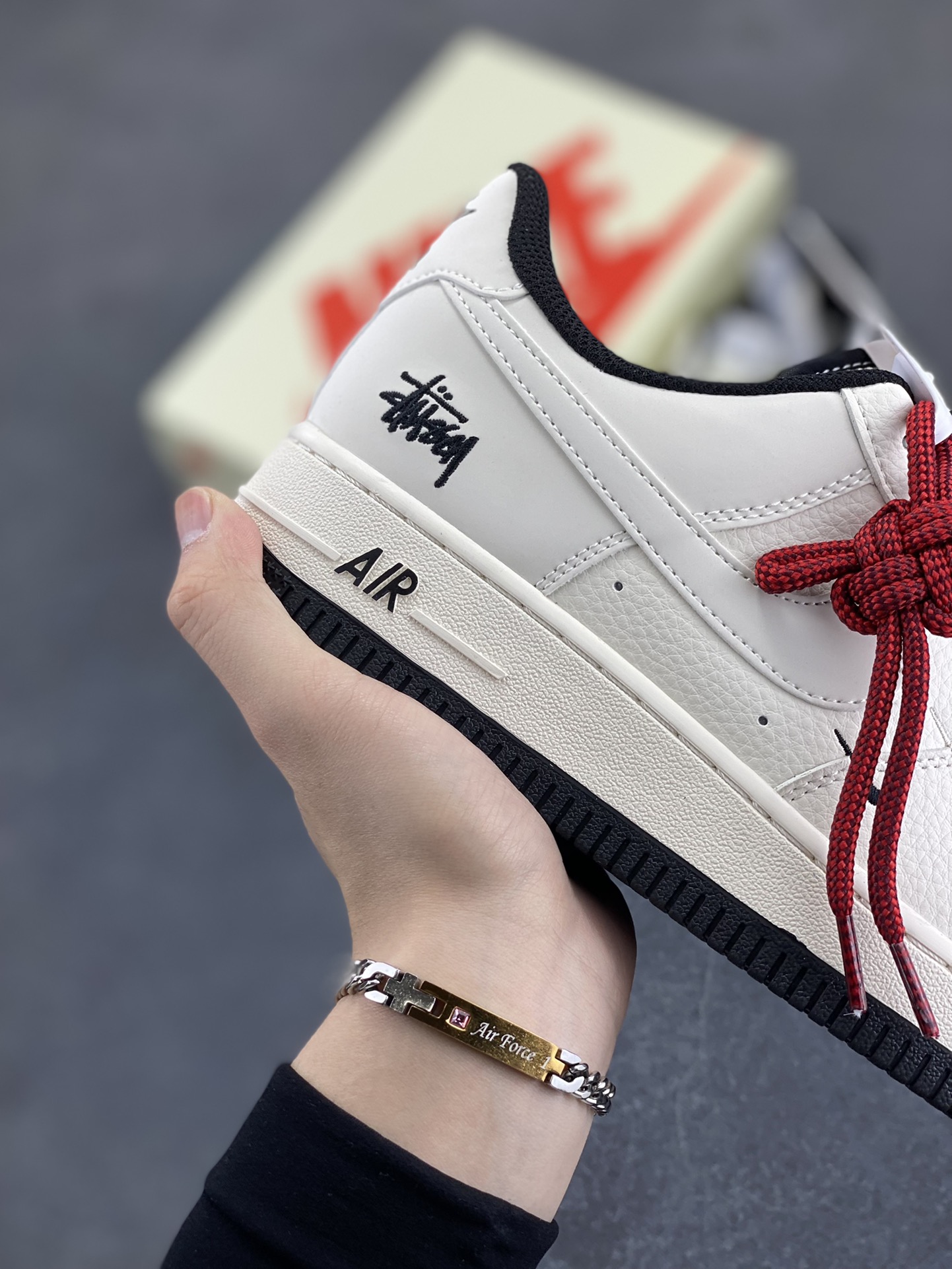 图片[6]-NIke Air Force 1 \’07 Low “斯图西联名——小双勾黑底”空军一号 低帮 运动鞋 休闲鞋 折边针车 工艺难度大 原楦头原纸板 原装鞋盒 定制五金配件 内置全掌气垫 原厂鞋底 货号：XZ6188-713 尺码：36 36.5 37.5 38 38.5 39 40 40.5 41 42 42.5 43 44 44.5 45-选品中心