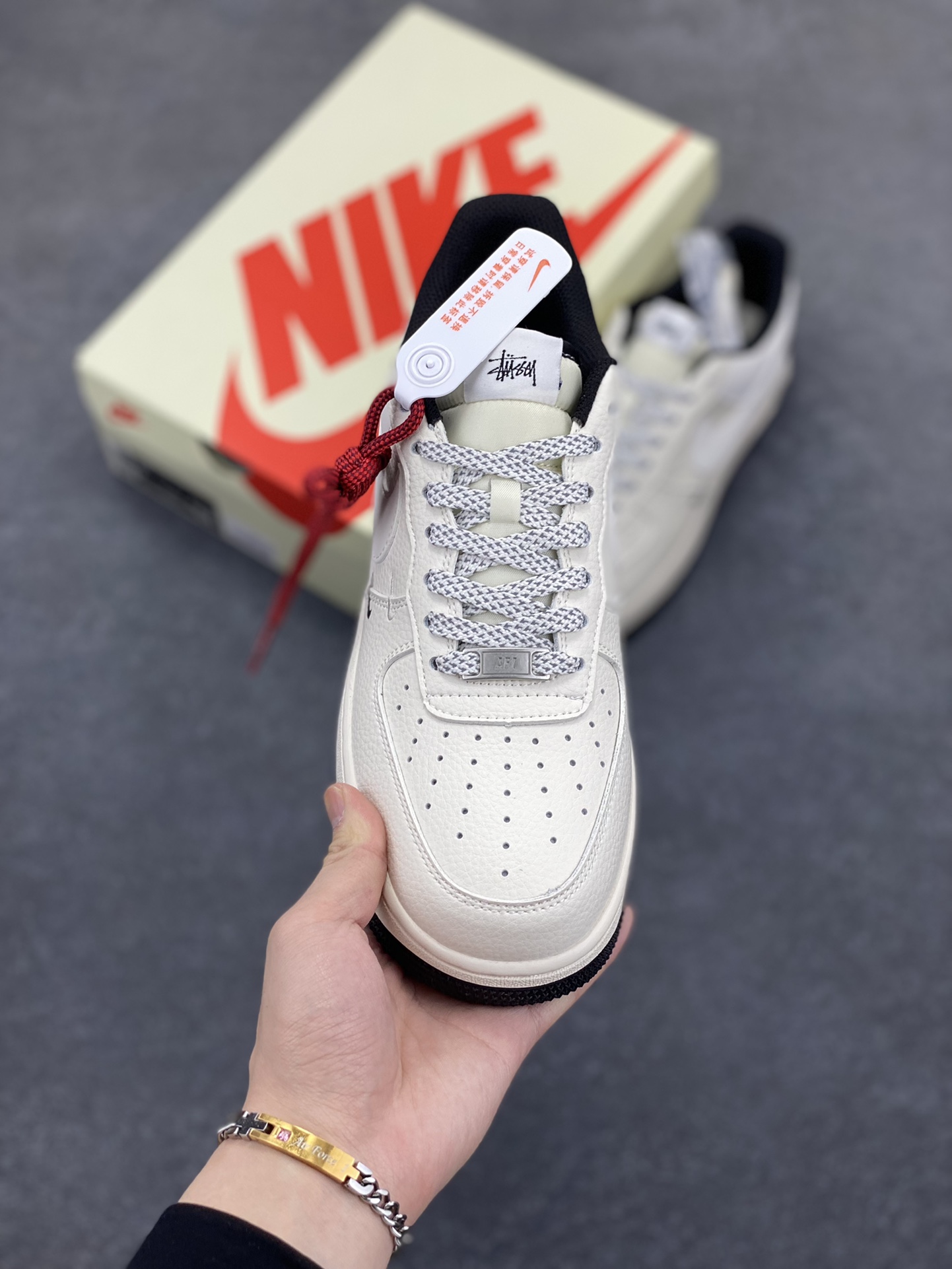 图片[2]-NIke Air Force 1 \’07 Low “斯图西联名——小双勾黑底”空军一号 低帮 运动鞋 休闲鞋 折边针车 工艺难度大 原楦头原纸板 原装鞋盒 定制五金配件 内置全掌气垫 原厂鞋底 货号：XZ6188-713 尺码：36 36.5 37.5 38 38.5 39 40 40.5 41 42 42.5 43 44 44.5 45-选品中心