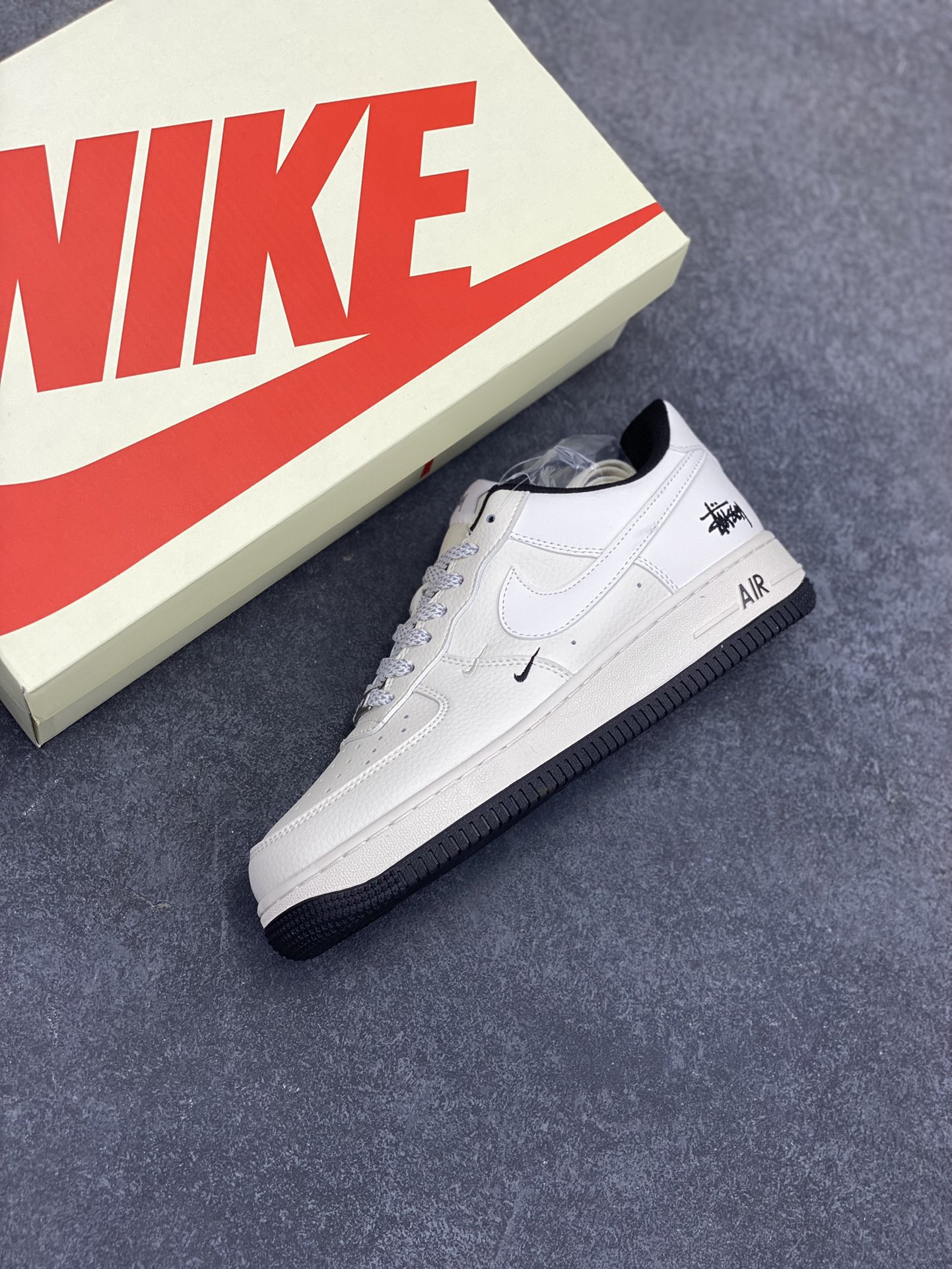 图片[7]-NIke Air Force 1 \’07 Low “斯图西联名——小双勾黑底”空军一号 低帮 运动鞋 休闲鞋 折边针车 工艺难度大 原楦头原纸板 原装鞋盒 定制五金配件 内置全掌气垫 原厂鞋底 货号：XZ6188-713 尺码：36 36.5 37.5 38 38.5 39 40 40.5 41 42 42.5 43 44 44.5 45-选品中心